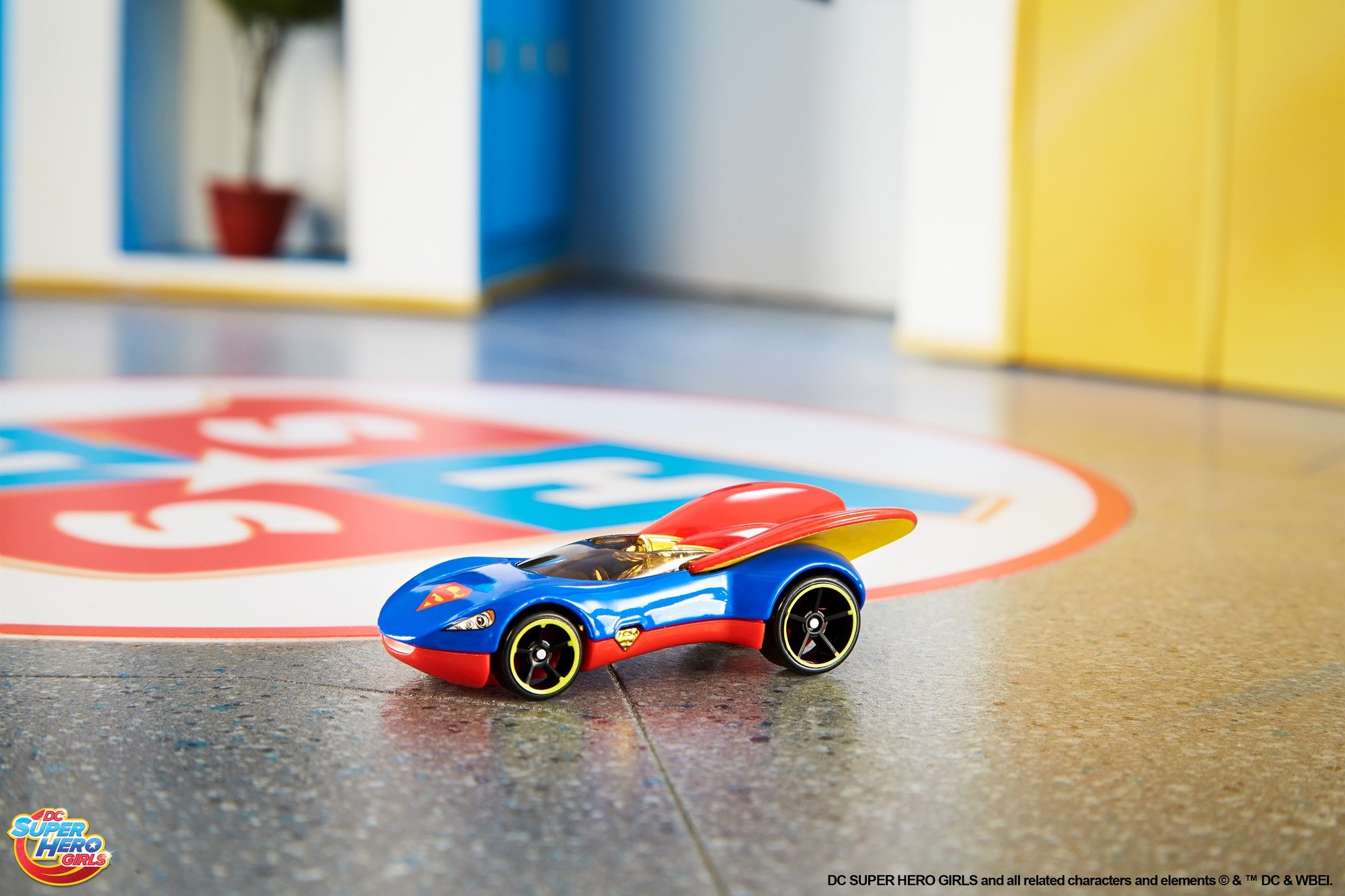 Hot Wheels DC Super Hero Girls Supergirl Die-Cast Vehicle - Collectible Toy Car for Kids & Fans - Perfect for Play, Display & Gifts