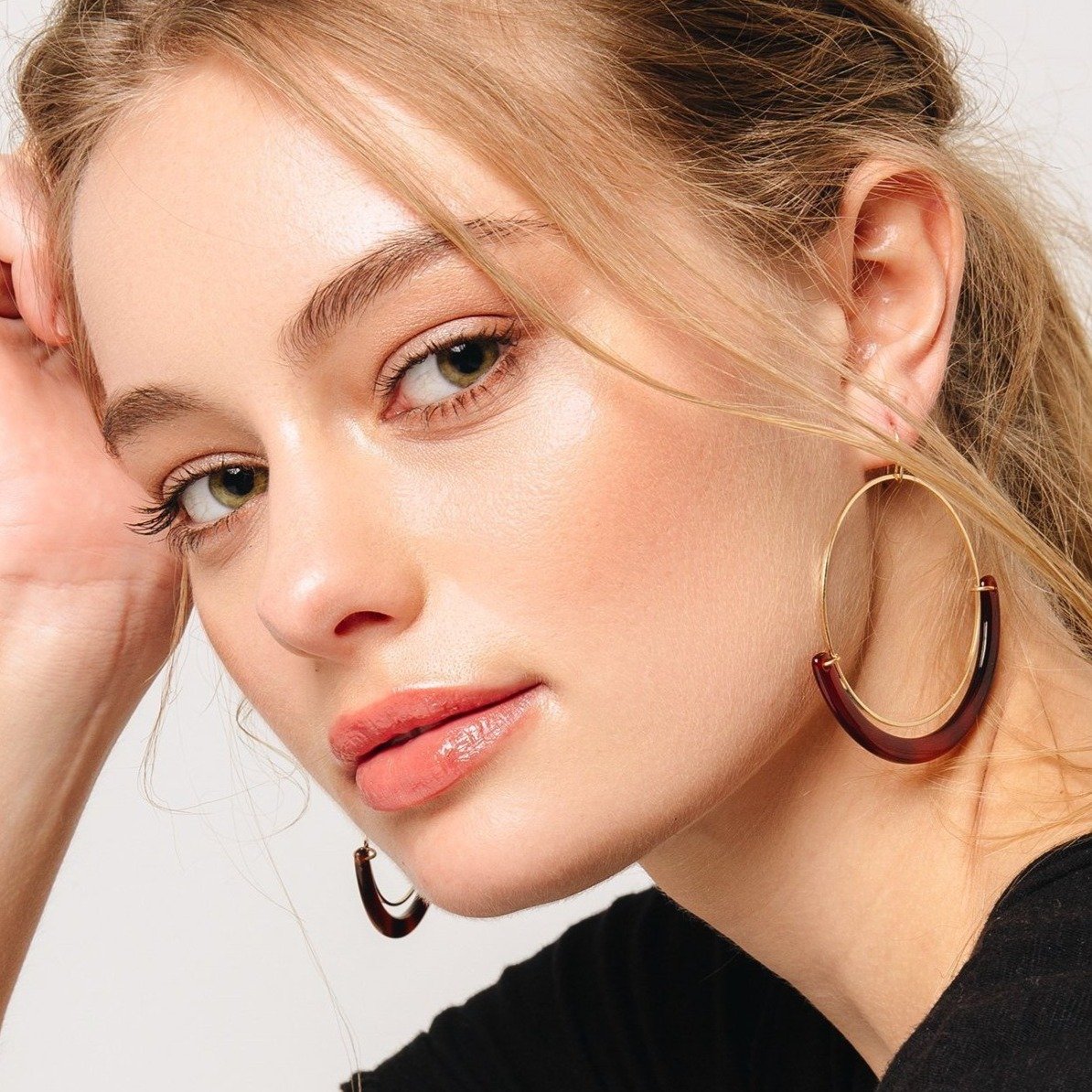 Amber Resin Hoop Earrings for Women - Natural Baltic Amber Jewelry - Boho Chic Dangle Earrings for Casual Wear & Special Occasions
