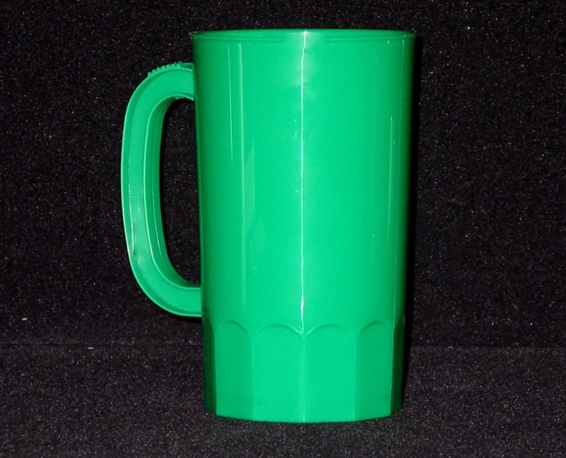 32oz Plastic Beer Mugs Set of 8 - Green Party Cups for Oktoberfest, Tailgating & Backyard BBQs - Durable Shatterproof Drinking Glasses for Beer, Cocktails & Beverages
