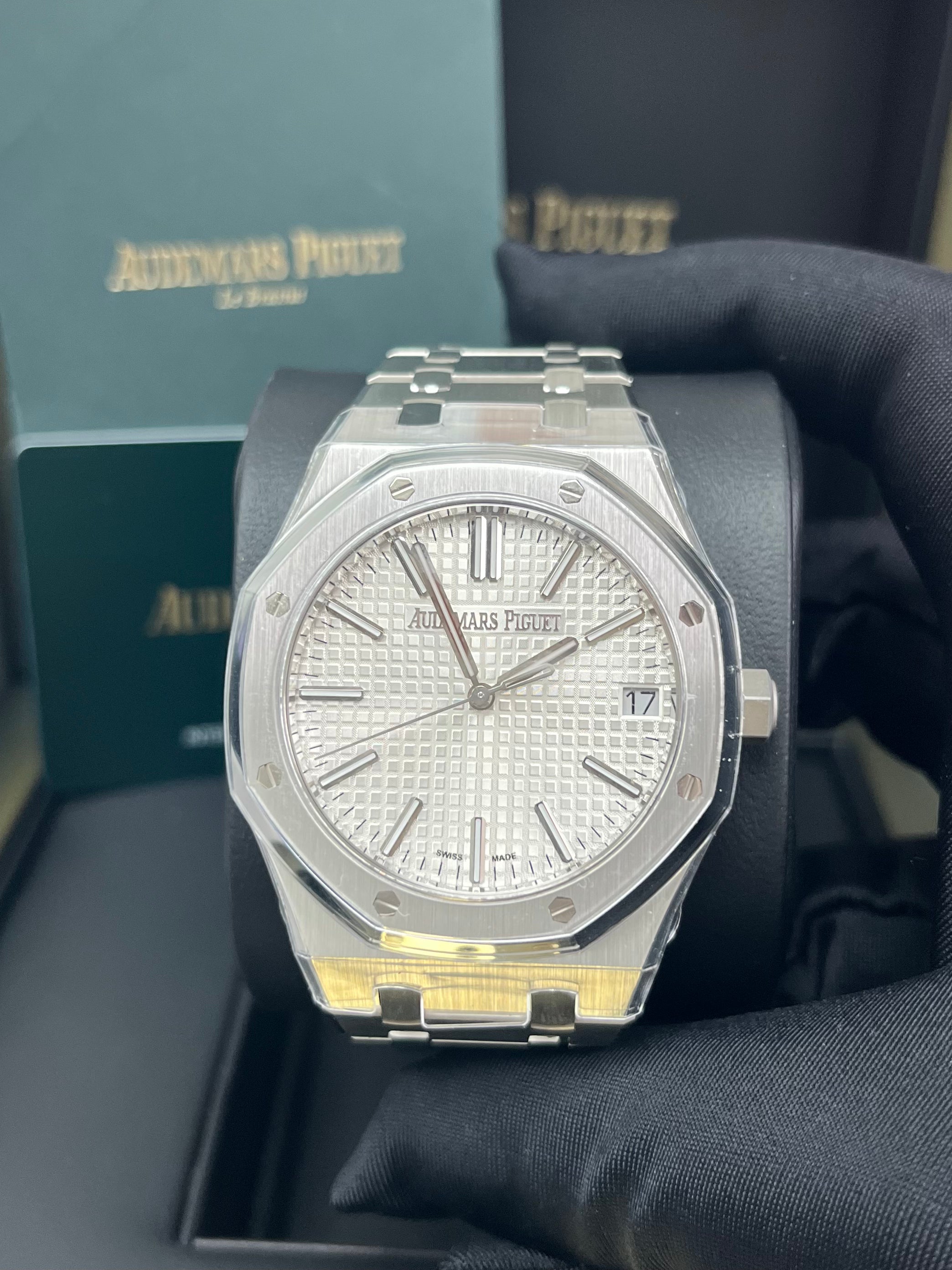 Audemars Piguet Royal Oak 41mm Selfwinding Watch - White Dial Stainless Steel Ref. 15510ST.OO.1320ST.08 | Luxury Timepiece for Men, Business & Formal Occasions