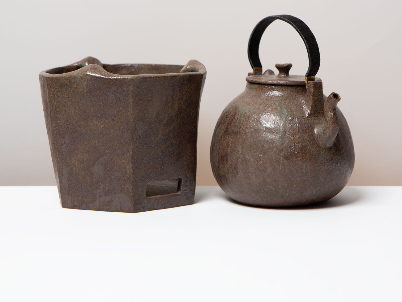 Premium Pear Ash Kettle with Hexagonal Brazier - Large Capacity Traditional Japanese Tea Ceremony Pot for Matcha & Sencha Brewing - Perfect for Home Tea Rituals & Zen Garden Decor