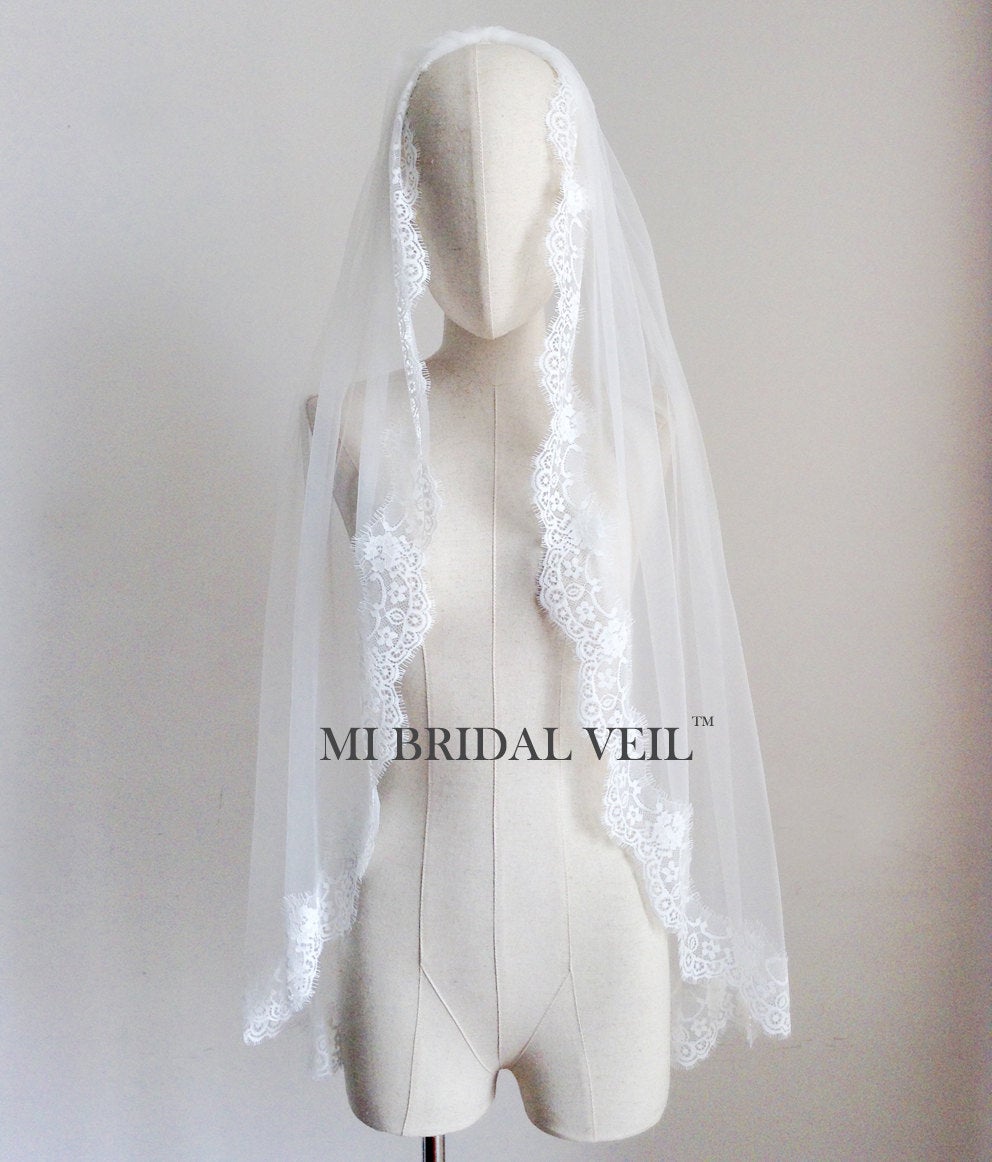 Elegant Fingertip Wedding Veil with Rose Lace Trim - Romantic Bridal Accessory for Church Ceremony & Outdoor Weddings