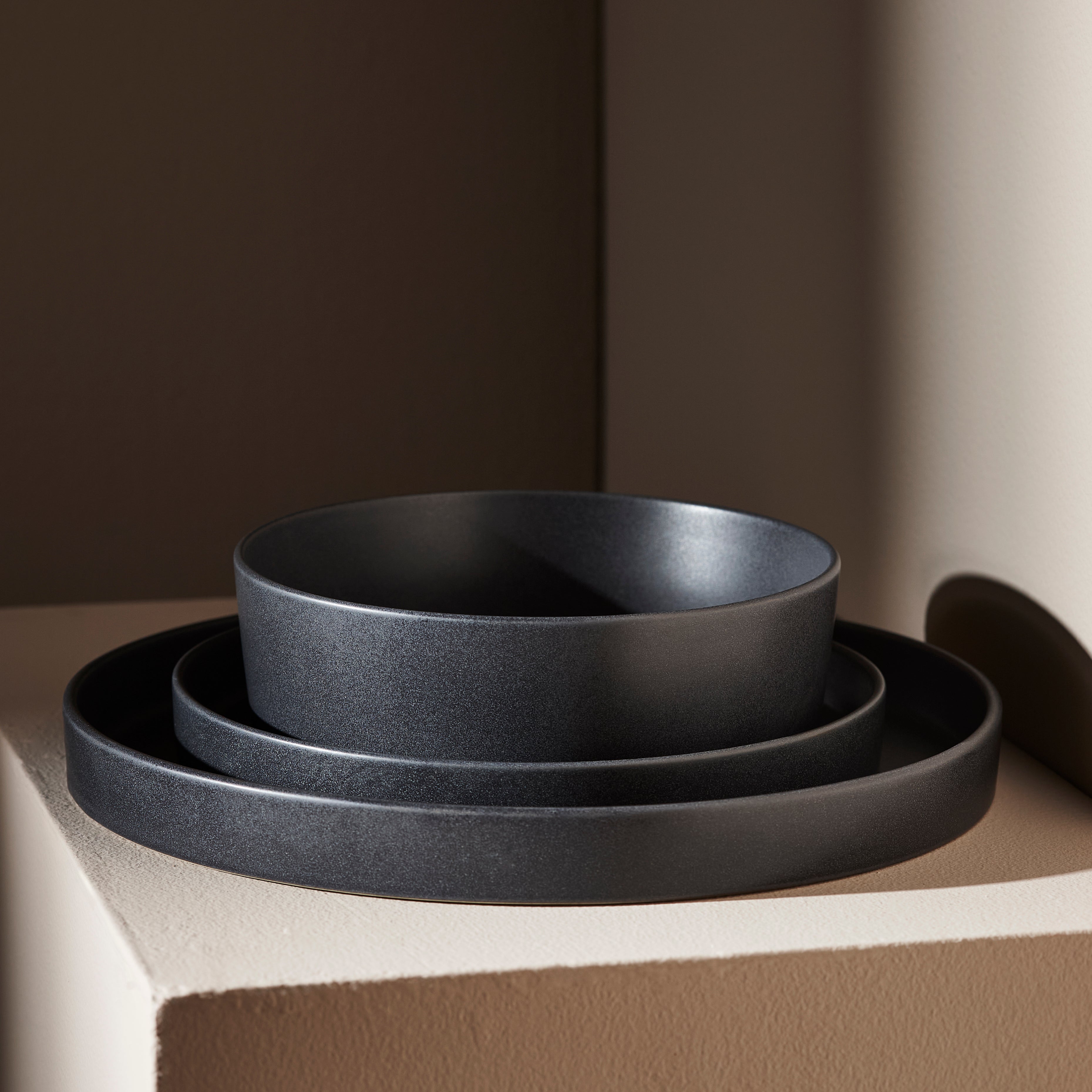 Premium Stoneware Dinnerware Set - 16-Piece Charcoal Gray Porcelain Tableware for Everyday Use & Formal Dining | Durable, Microwave & Dishwasher Safe