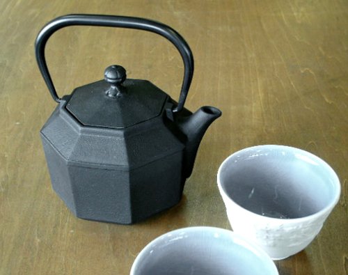 Premium Japanese Nanbu Tekki Cast Iron Octagon Tea Pot by Seieido - Authentic Iron Teapot for Loose Leaf Tea, Matcha & Herbal Brewing - Perfect for Tea Ceremonies, Home Use & Gift Giving