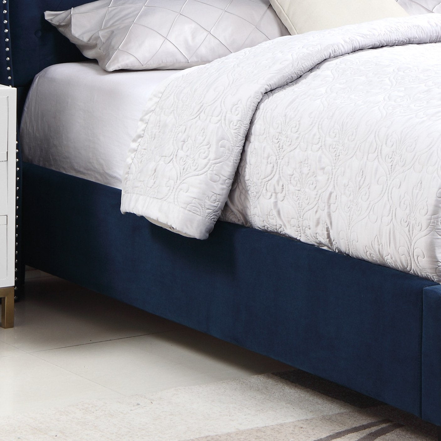 Roundhill Furniture Summit Wingback Tufted Velvet Upholstered Queen Bed in Royal Blue - Luxurious Bedroom Centerpiece for Master Suite or Guest Room