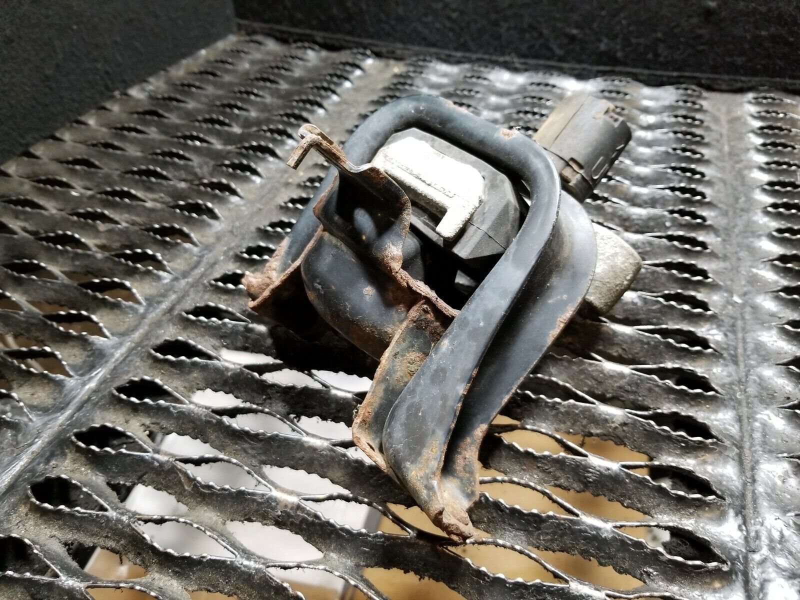 04 05 06 Scion XA Engine Motor Mount Replacement - OEM Quality - Perfect for Engine Vibration Reduction & Smooth Driving Experience