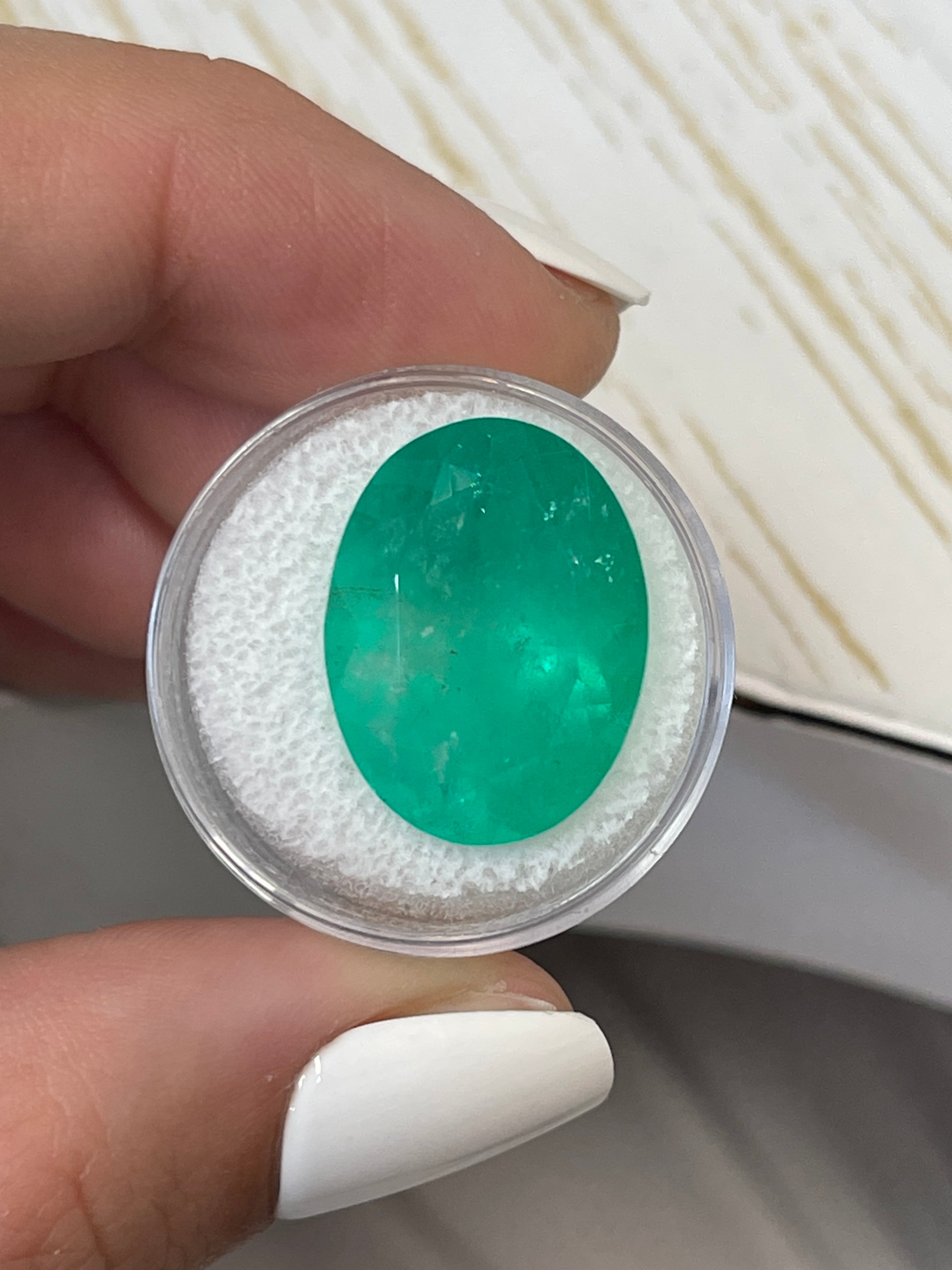20.05 Carat Natural Colombian Emerald Loose Gemstone - Oval Cut Green Emerald for Jewelry Making, Engagement Rings & Luxury Gifts