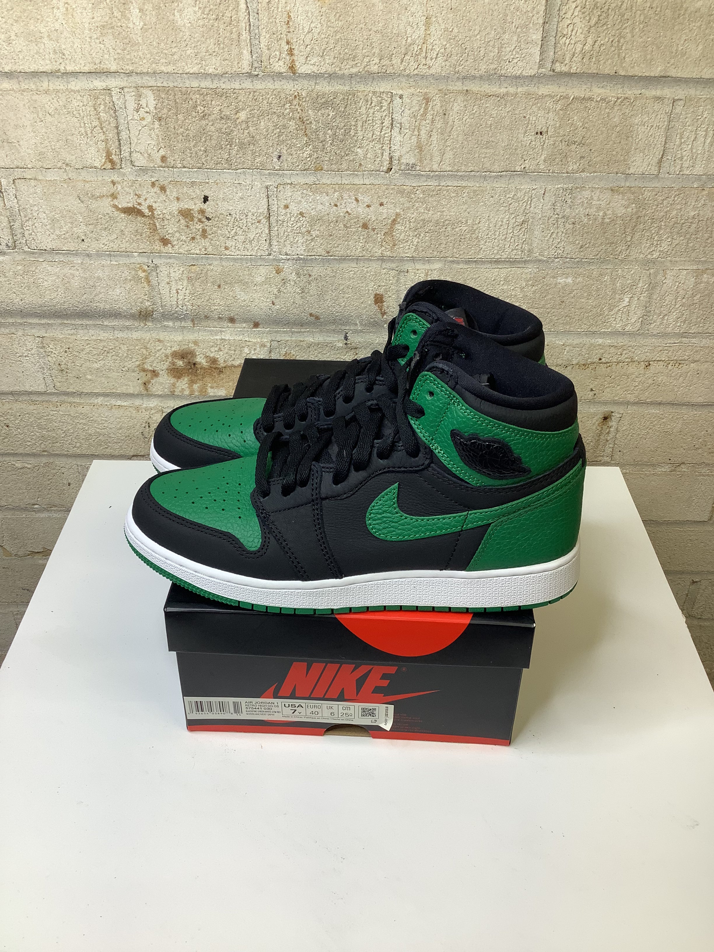 AIR JORDAN 1 PINE GREEN 2.0 Sneakers - Size 7Y (575441-030) - Men's/Women's Basketball Shoes for Casual Wear & Street Style