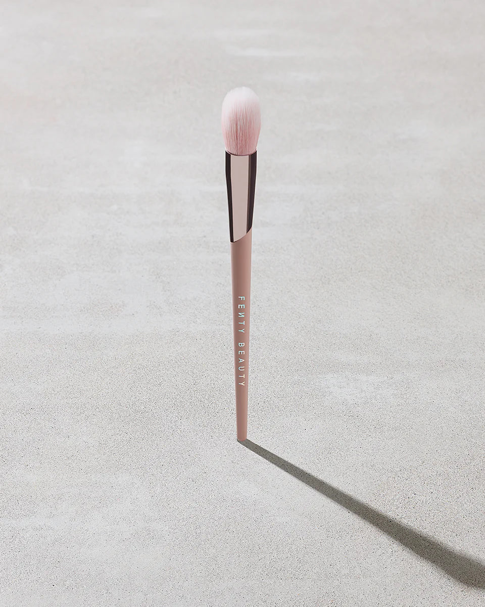 Fenty Beauty Precision Highlighter Brush 135 - Soft Synthetic Bristles for Flawless Contouring - Perfect for Highlighting Cheekbones & Face - New in Box (NIB) - Ideal for Makeup Artists & Beauty Enthusiasts