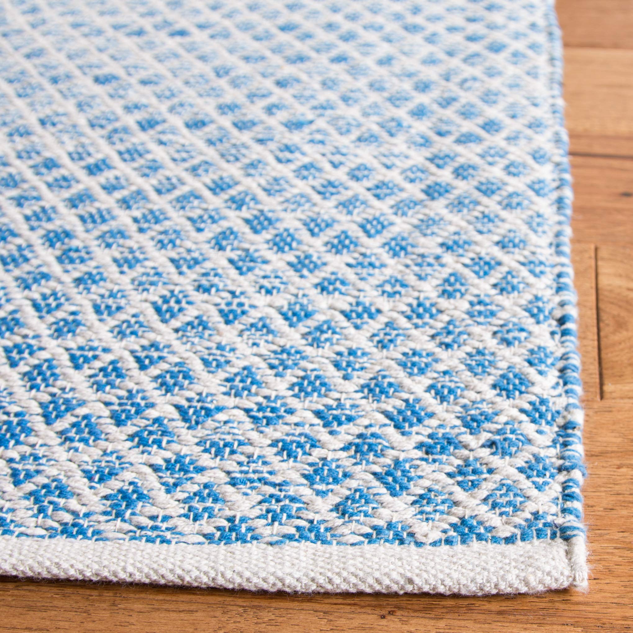 SAFAVIEH Montauk Collection MTK601B 8' Round Handmade Cotton Area Rug - Blue & Ivory, Soft & Durable for Entryway, Foyer, Living Room, Bedroom, Kitchen | Perfect for Home Decor & High Traffic Areas
