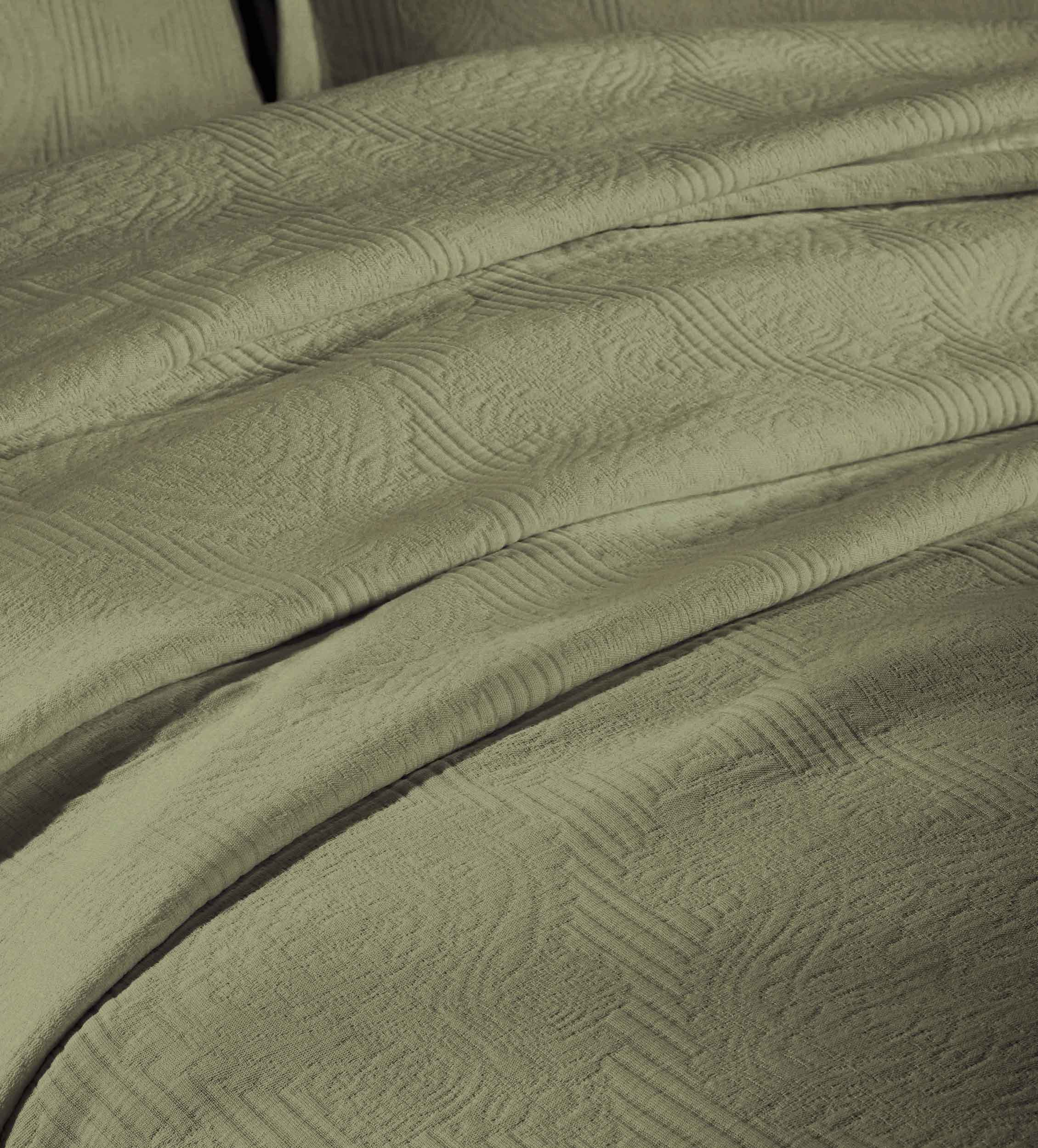 Victory Cotton Matelasse Bedspread Set with Scrolling Medallion Design - Lightweight & Breathable Queen Size Bed Cover - Perfect for Master Bedroom, Guest Room & Luxury Hotel Decor