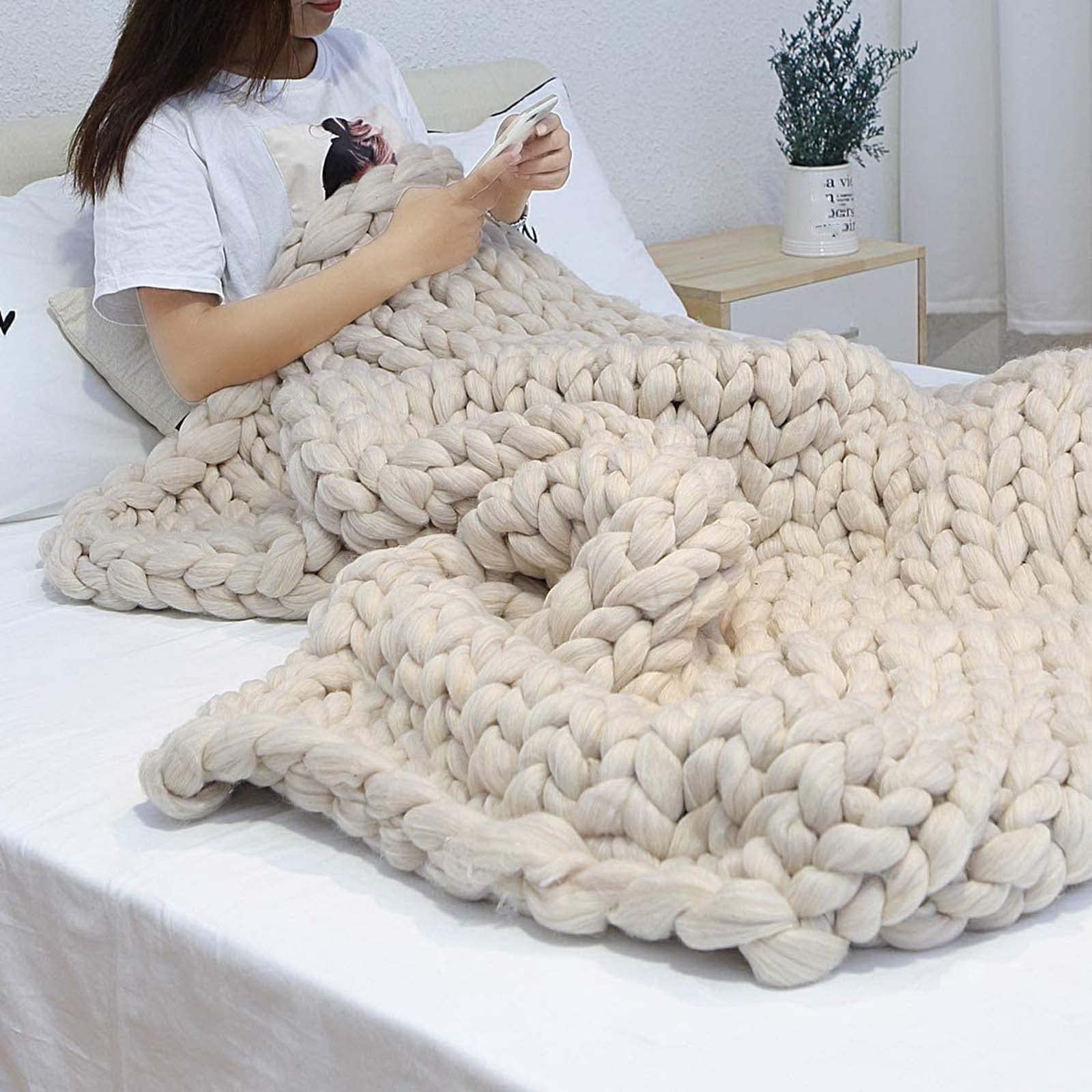 Chunky Knit Blanket Throw - Luxury Handmade Giant Thick Soft Cozy Warm Blanket for Bed, Chair, Couch & Sofa - Home Decor Beige 100x130 cm - Perfect for Winter Nights, Cozy Reading Nook & Living Room Comfort