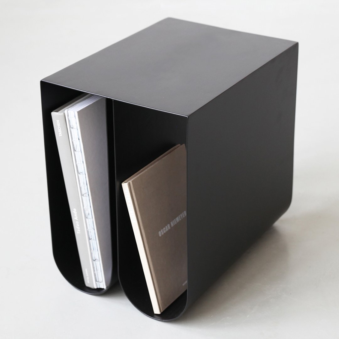 Modern Curved Side Table - Small Accent Table for Living Room, Bedroom, or Office - Perfect for Holding Lamps, Books, and Decor