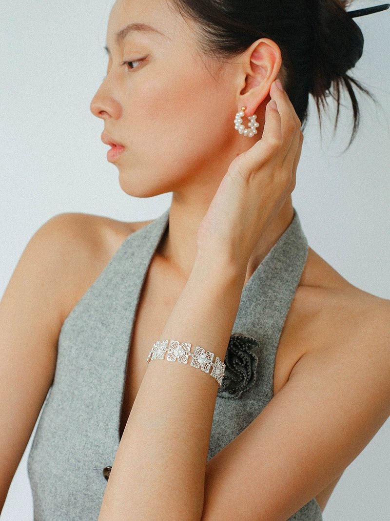 Stylish Niche Design Lace Four Leaf Clover Hollow Bracelet - Perfect for Women's Fashion, Gift Giving & Special Occasions