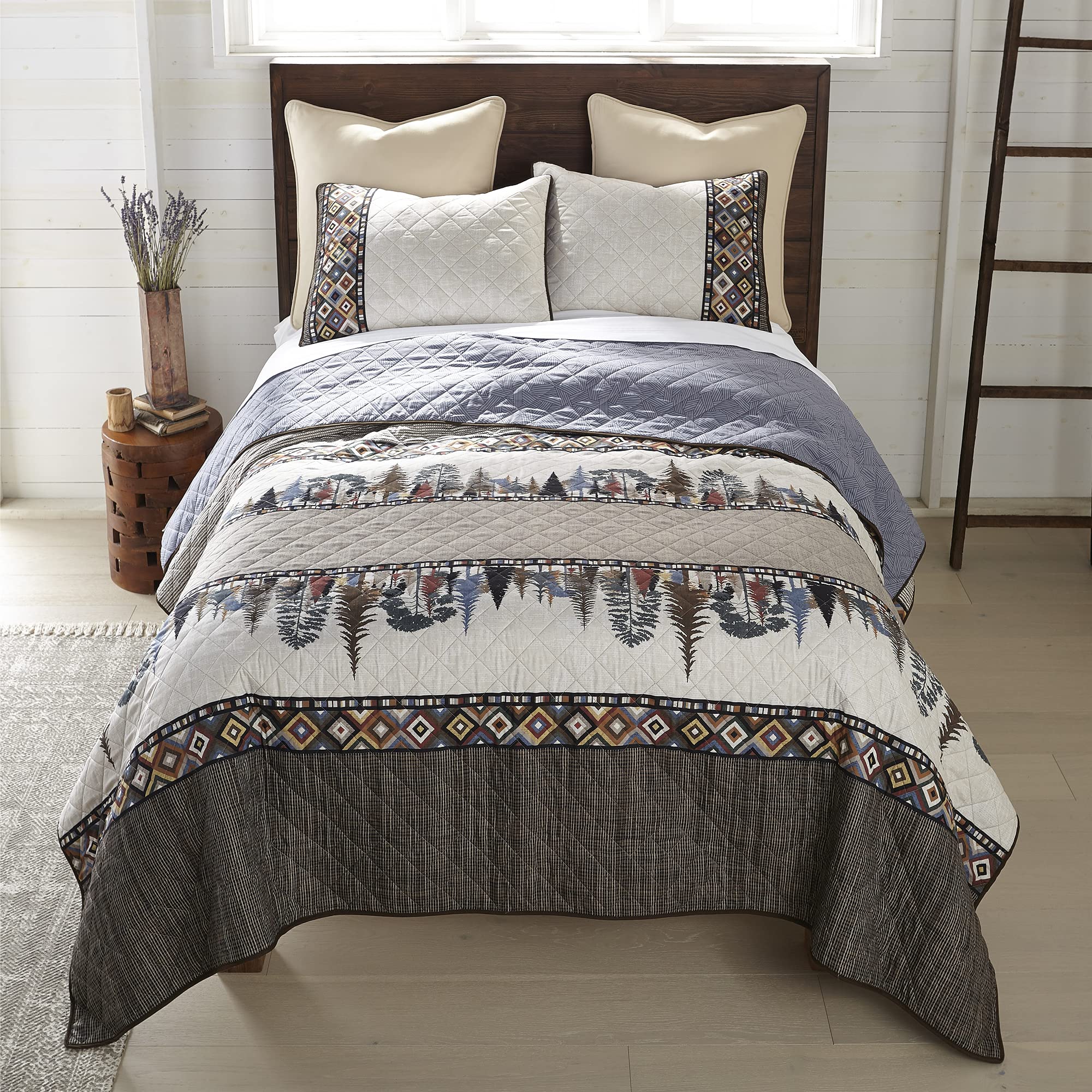 Donna Sharp Queen Quilt Set - 3 Piece Bedding Set with Retro Forest Design - Includes Queen Quilt & 2 Standard Pillow Shams - Machine Washable - Perfect for Guest Rooms, Master Bedrooms & Cozy Farmhouse Decor