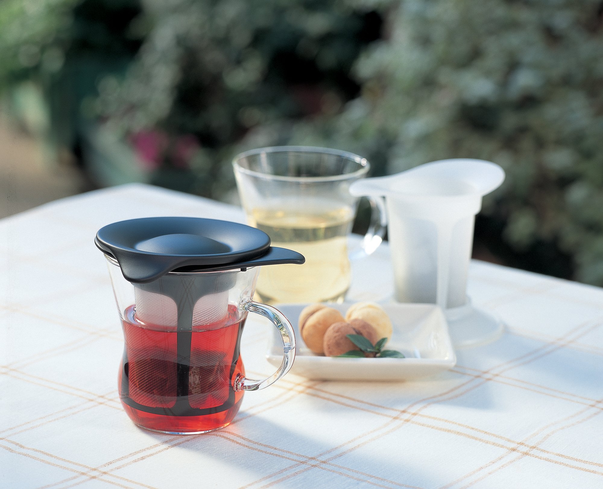 Hario V60 Ceramic Coffee Dripper & Tea Maker - 200ml White Pour Over Brewer for Specialty Coffee & Loose Leaf Tea - Perfect for Home Brewing, Office Use & Gifts