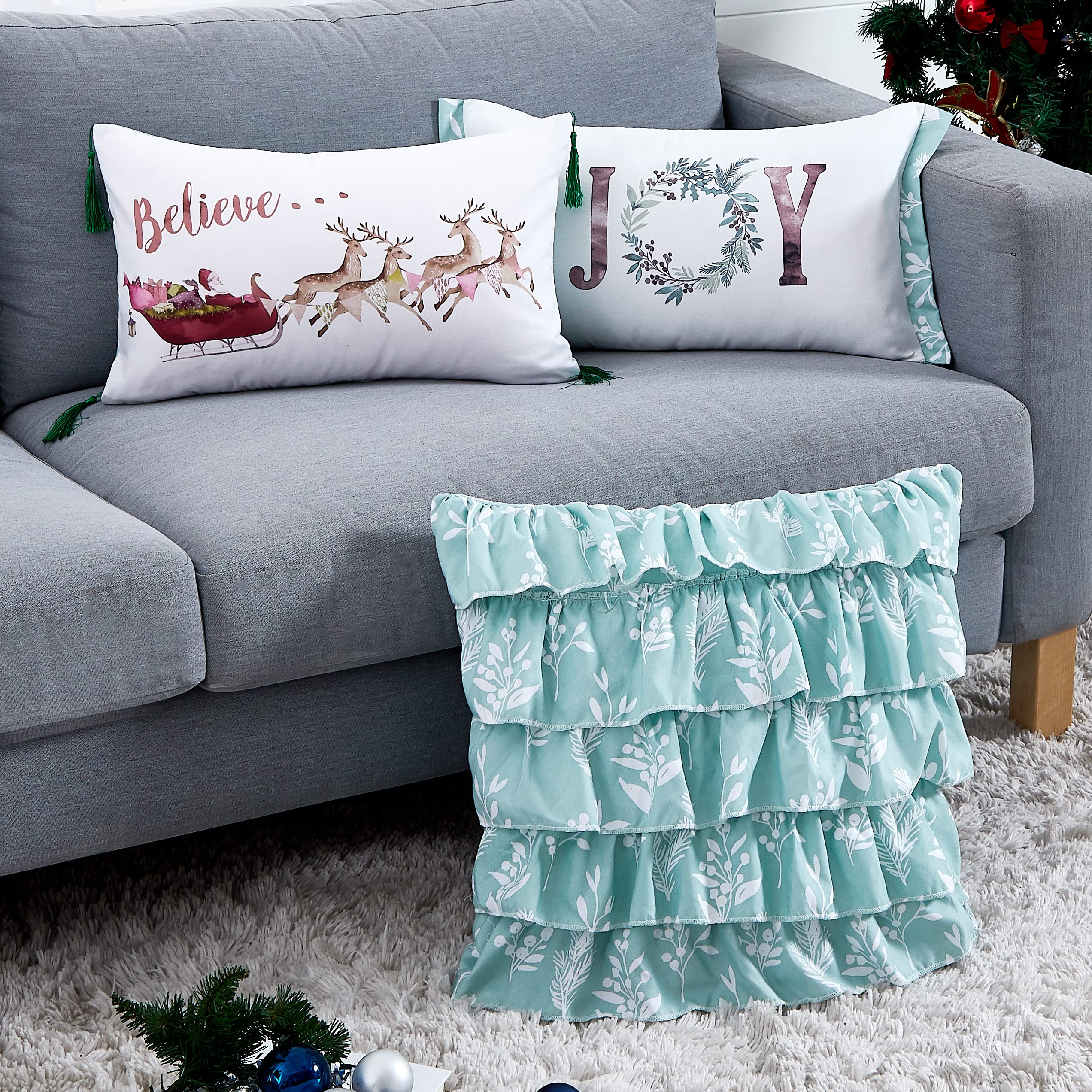 Southshore Fine Living 6-Piece Reversible King/California King Christmas Quilt Set with Pillow Shams & Throw Pillows - Holiday Wreath & Reindeer Print Bedding in White/Green - Cozy Winter Bedroom Decor for Festive Season