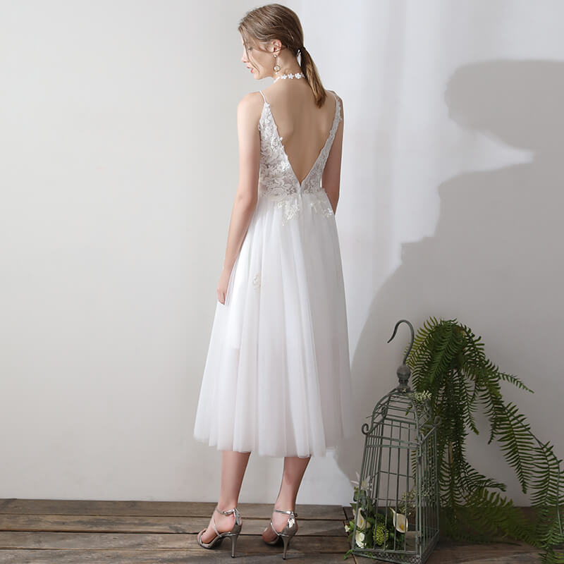 Elegant Ballet Spaghetti Straps V-Neck Lace Applique Tulle Short Wedding Dress for Bride - Perfect for Beach Weddings, Garden Parties & Romantic Photoshoots