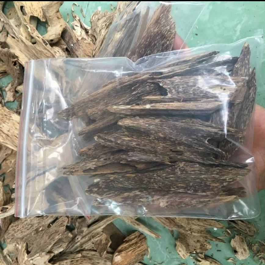 Premium Wild Grade A+++ Natural Agarwood Chips - 1000g Pure Aloeswood Incense from Quang Nam, Vietnam | Authentic Oud for Meditation, Aromatherapy & Spiritual Ceremonies