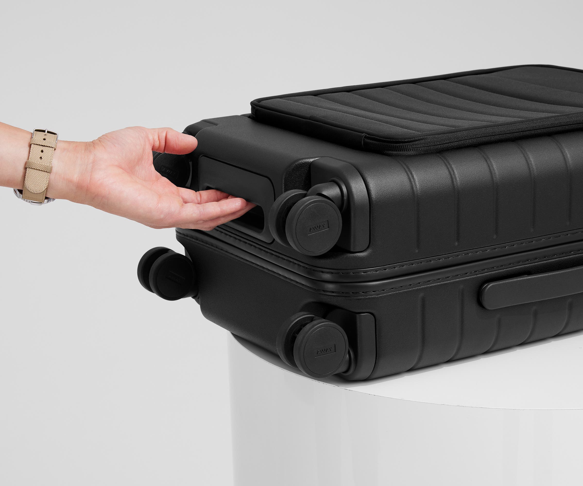 Premium Jet Black Executive Carry-On Luggage - Lightweight & Durable for Business Travel & Weekend Getaways