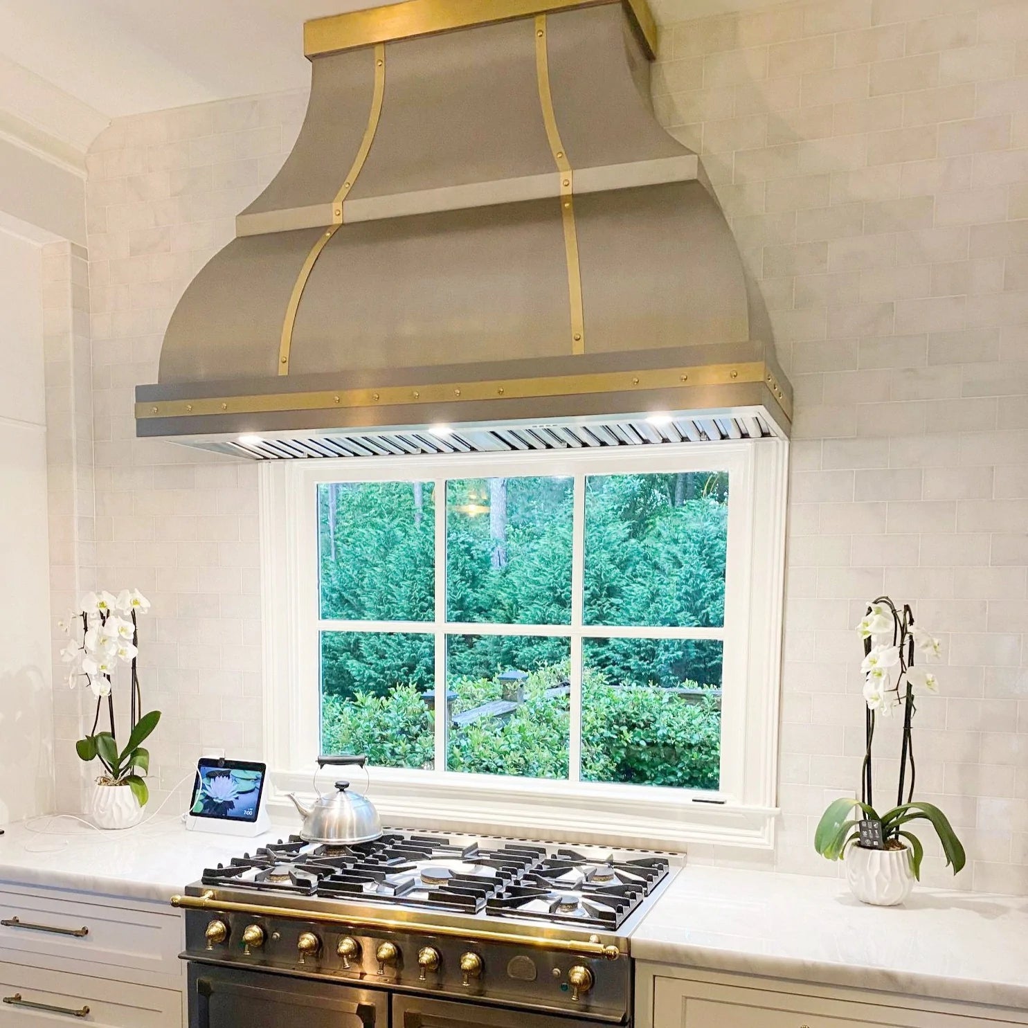 Custom Curved Stainless Steel Range Hoods - Professional Kitchen Ventilation for Ray - Perfect for Modern Home Kitchens & Restaurant Use