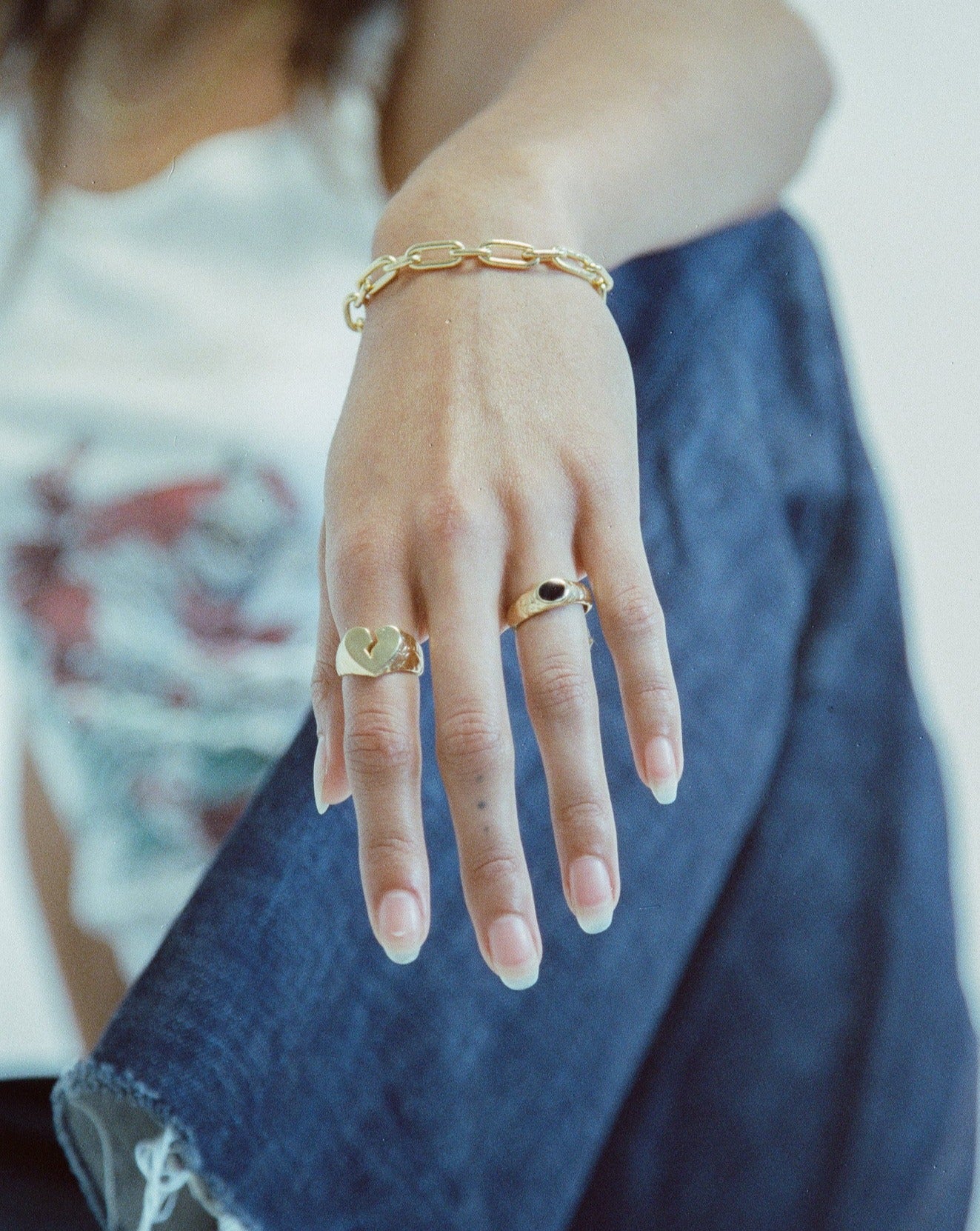 Broken Heart Signet Ring in Gold - Elegant and Unique Jewelry for Women, Perfect for Valentine's Day Gifts, Anniversaries, and Romantic Occasions