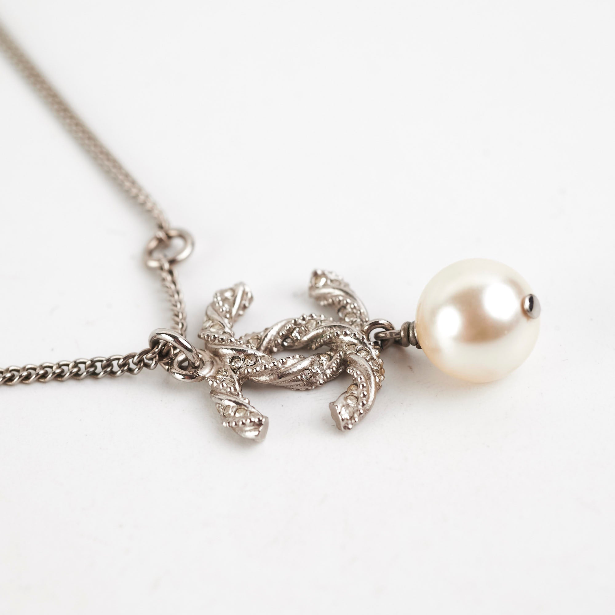 Chanel CC Logo Pearl Necklace for Women - Luxury Fashion Jewelry Gift for Birthday, Anniversary & Special Occasions
