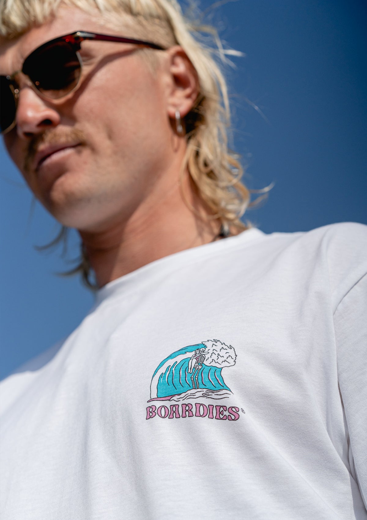 Romantic the Wave T-Shirt - Stylish Graphic Tee for Beach Lovers & Surf Enthusiasts - Perfect for Summer Outings, Surf Trips & Casual Wear