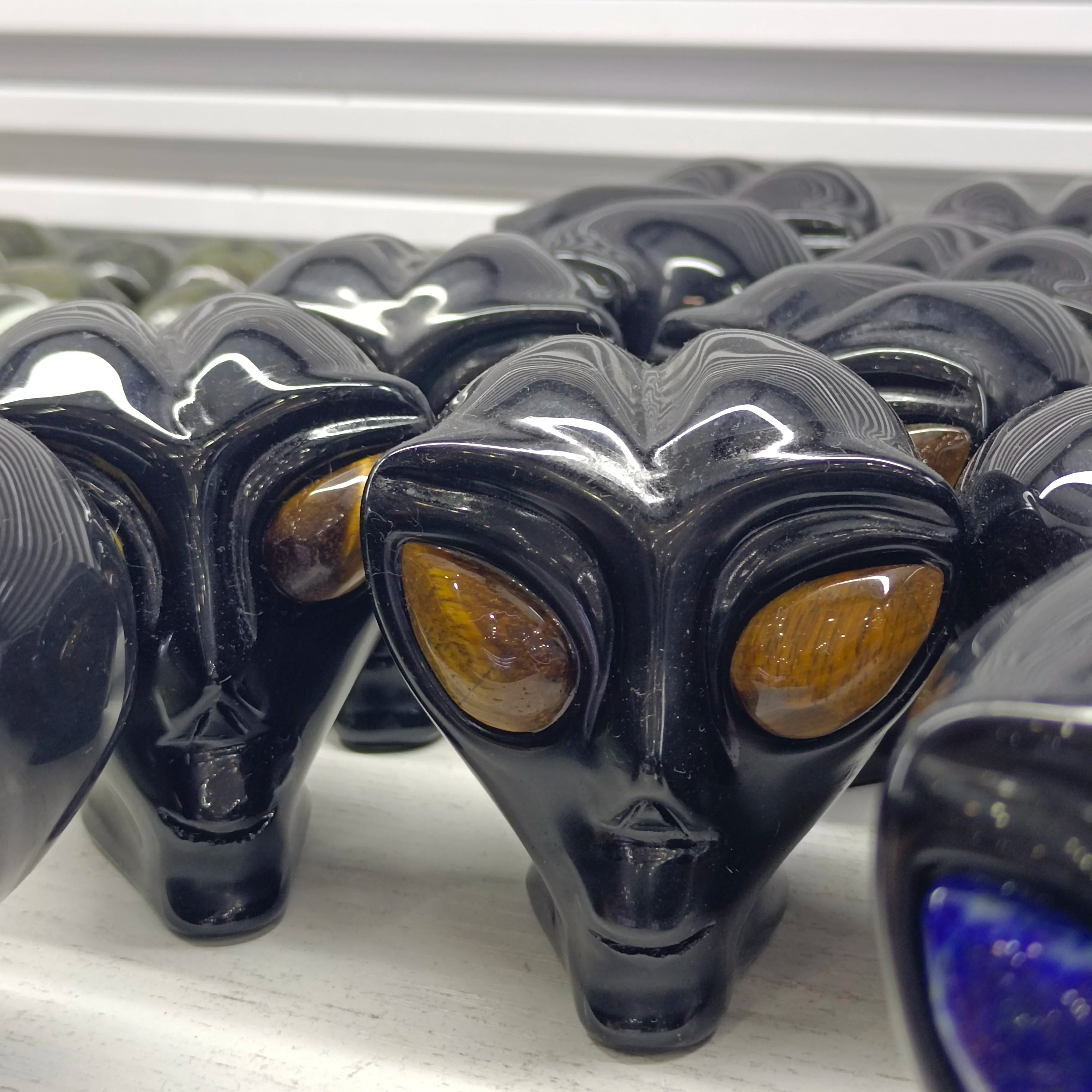 Alien Skull Obsidian Carving - Natural Healing Crystal Stone Statue for Home Decor, Meditation & Energy Work | Handcrafted Quartz Gemstone Collection Figurine for Spiritual Gifts & Yoga Space