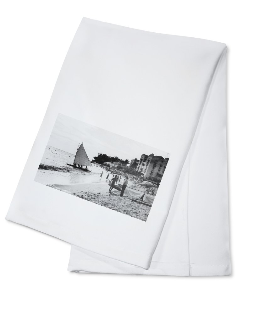 Waikiki Beach and Boats Honolulu Hawaii Print 100% Cotton Tea Towel - Decorative Hand Towel for Kitchen, Bathroom & Home Decor - Perfect for Dish Drying, Gift Giving and Coastal Themed Decor