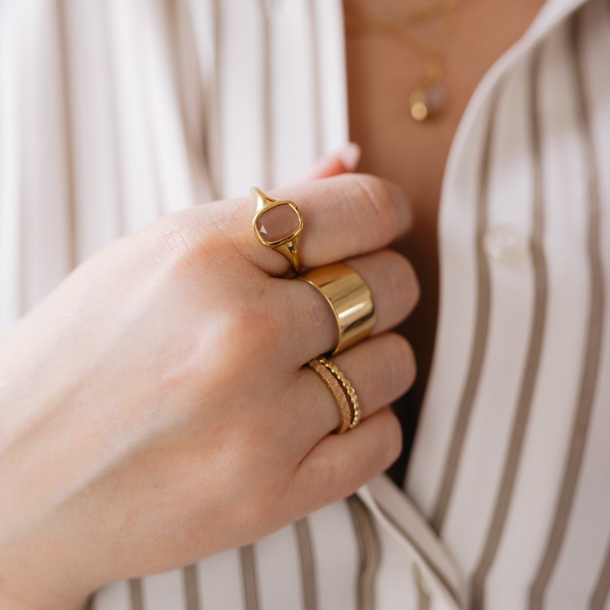 Vintage Signet Ring with Peach Moonstone & Gold - Elegant Jewelry for Women, Perfect for Weddings, Parties & Everyday Wear