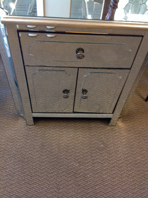 Silver Mirrored Nightstand with 1 Drawer - Modern Bedside Table for Bedroom, Living Room & Guest Room Decor