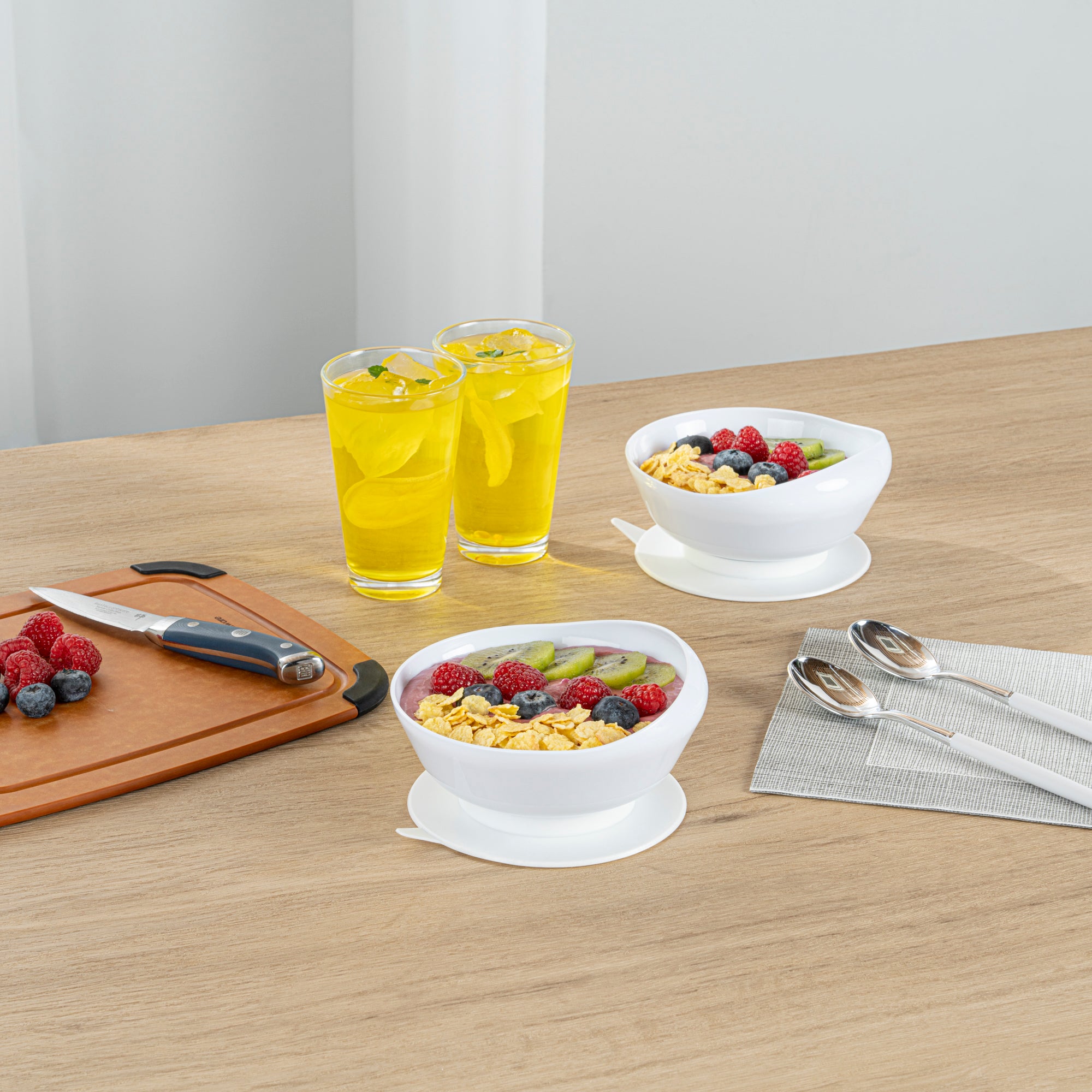 Adapt Tek 19 oz Round White Plastic Scoop Bowl - Spillproof with Suction Base, 5.75