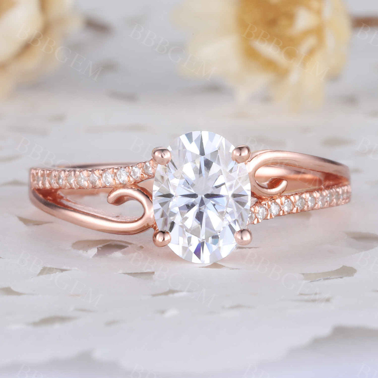 Vintage Moissanite Engagement Ring for Women - Antique Curve Solitaire Wedding Band, Anniversary Jewelry Gift - Perfect for Proposals, Weddings & Special Occasions