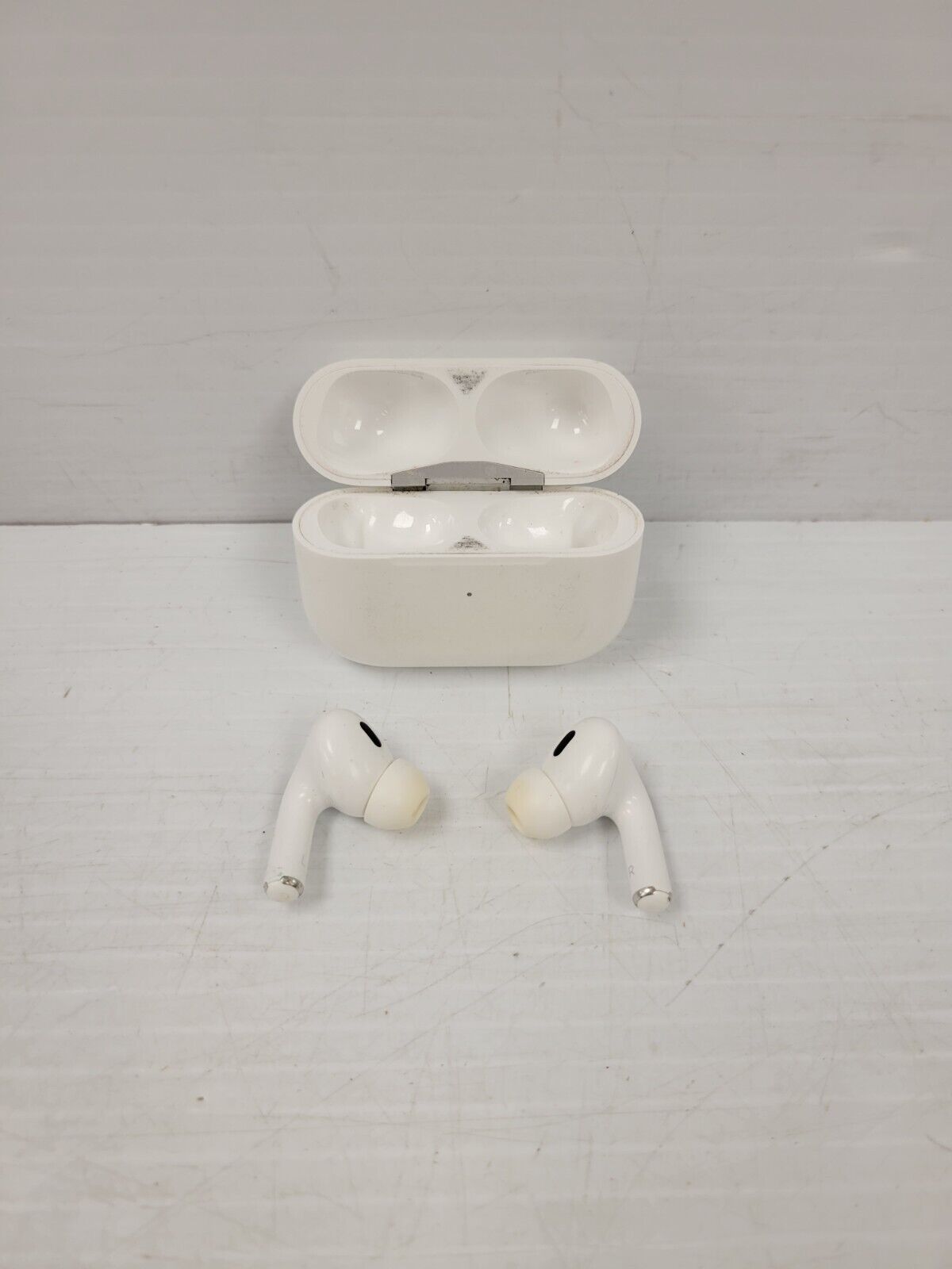 Apple A2700 AirPods 2nd Generation Wireless Earbuds with Charging Case - Perfect for Gym, Commuting & Workouts