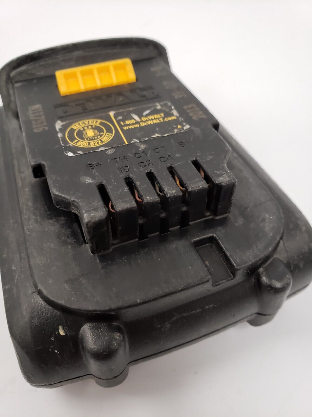 DEWALT DCB201 20V MAX Lithium-Ion Battery Pack - Compatible with DEWALT 20V Tools - Power Drills, Saws, Flashlights & More - Ideal for Construction, DIY Projects & Home Improvement