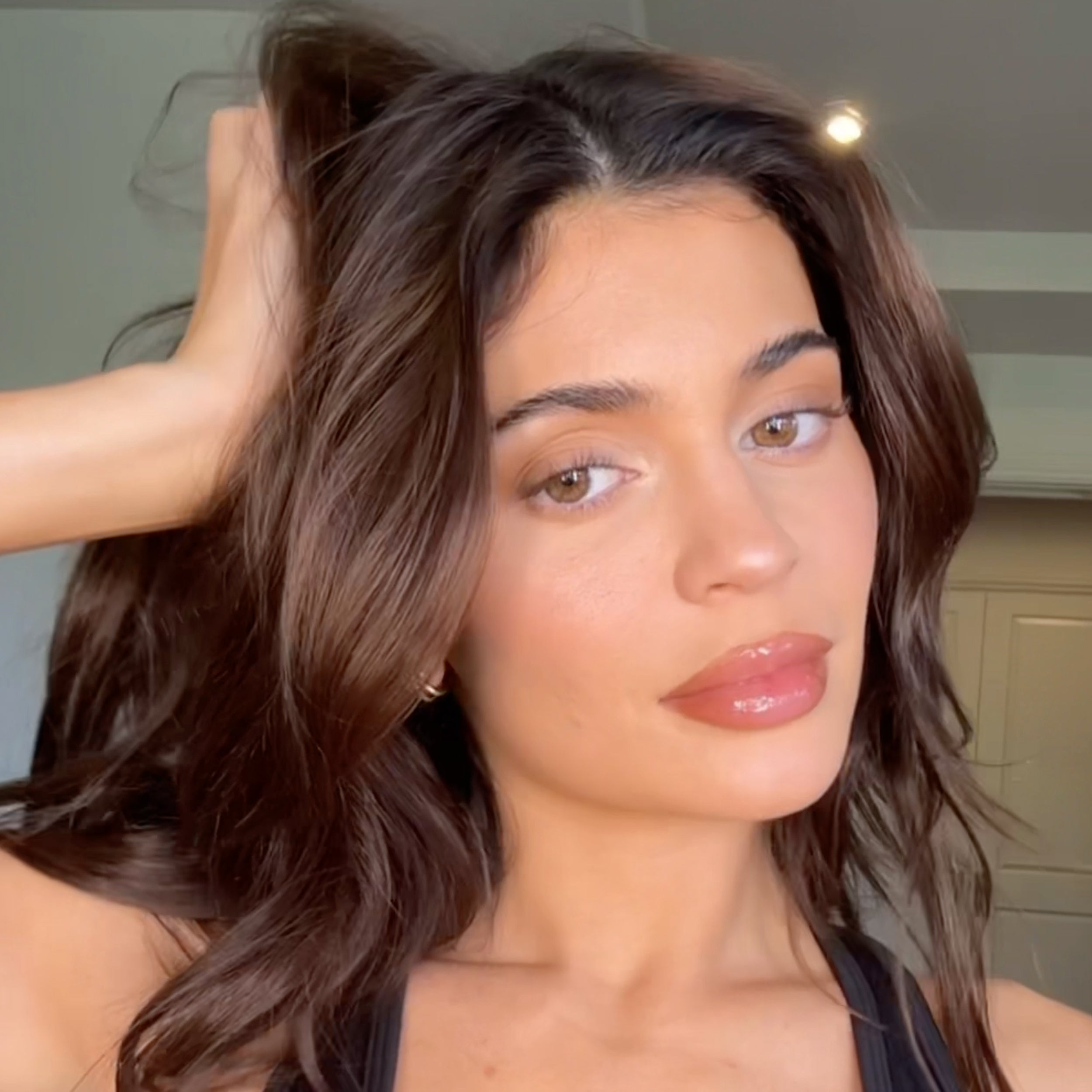 Bronzy Glam Makeup Look - Shimmering Bronze Eyeshadow & Glowing Highlighter for Evening Parties & Date Nights