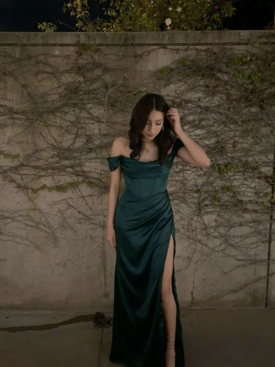 Elegant Off-the-Shoulder Emerald Green Long Evening Dress for Women - Formal Gown for Parties, Prom, Black Tie Events & Special Occasions