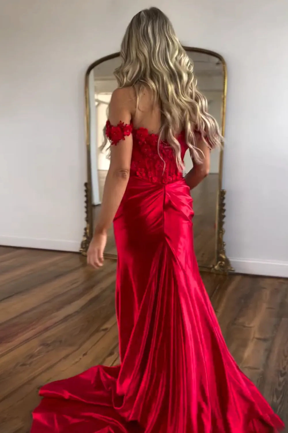 Elegant Red Corset Prom Dress - Satin Off-the-Shoulder Mermaid Gown with Appliques for Homecoming, Evening Party & Special Occasions