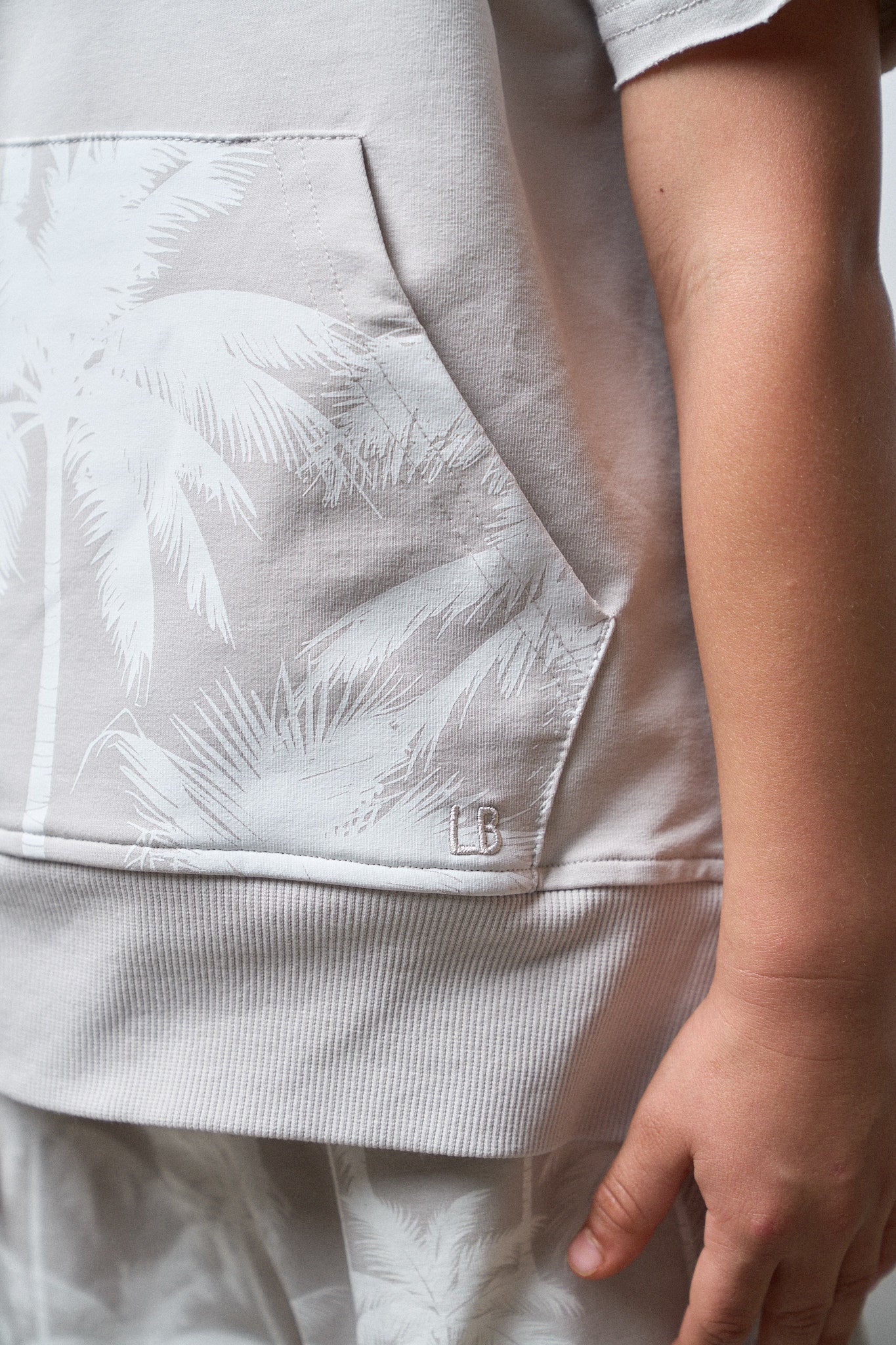 Raw Edge Short Sleeve Hoodie for Men & Women | Trendy Frost Color | Perfect for Streetwear & Casual Outfits