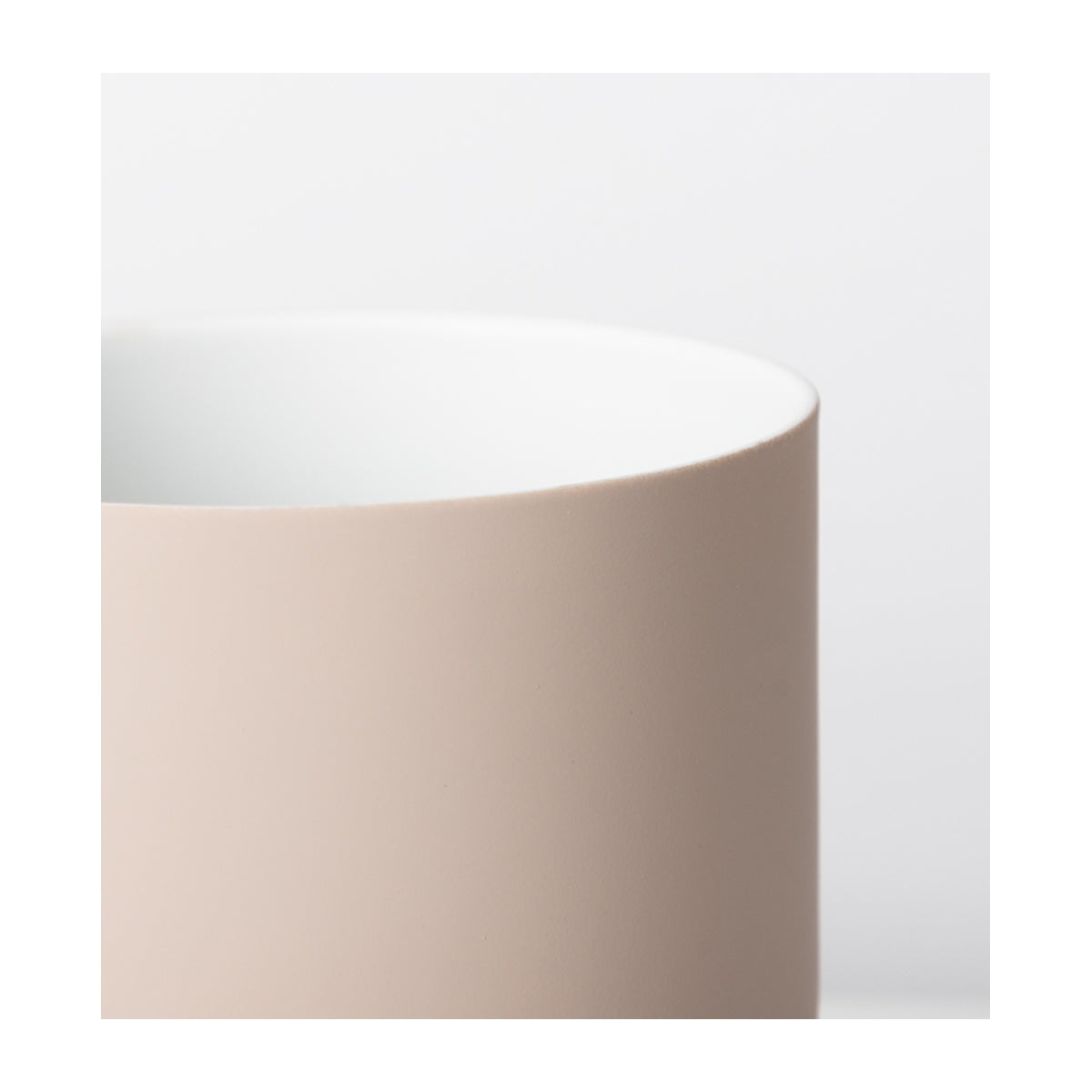 Fergus Planter Medium Size - Indoor/Outdoor Flower Pot with Drainage Holes - Perfect for Home Garden, Patio, Balcony & Office Decor