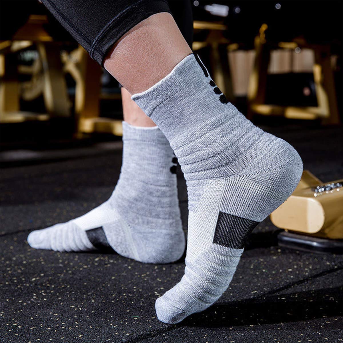 **Breathable Basketball Socks for Men & Women - 4 Pack Thick Compression Crew Socks for Running, Sports & Outdoor Activities - Perfect for Gym, Training & Daily Wear**