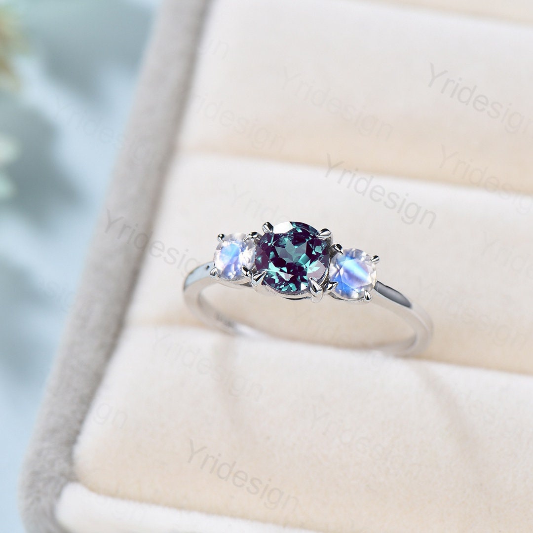 Exquisite Alexandrite & Moonstone Three-Stone Engagement Ring for Women - Vintage Wedding, Anniversary & Promise Ring - June Birthstone Jewelry for Brides & Romantic Occasions