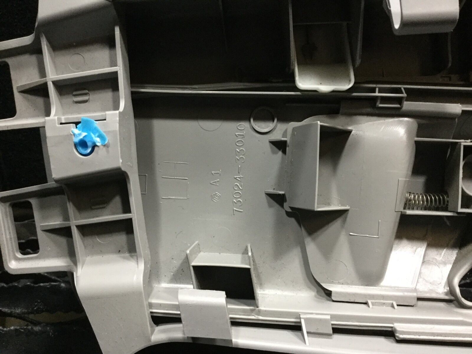 2005-2009 Toyota Prius OEM Left Center Seatbelt Upper B Pillar Trim Replacement - Perfect for Car Interior Repair & Safety Enhancement