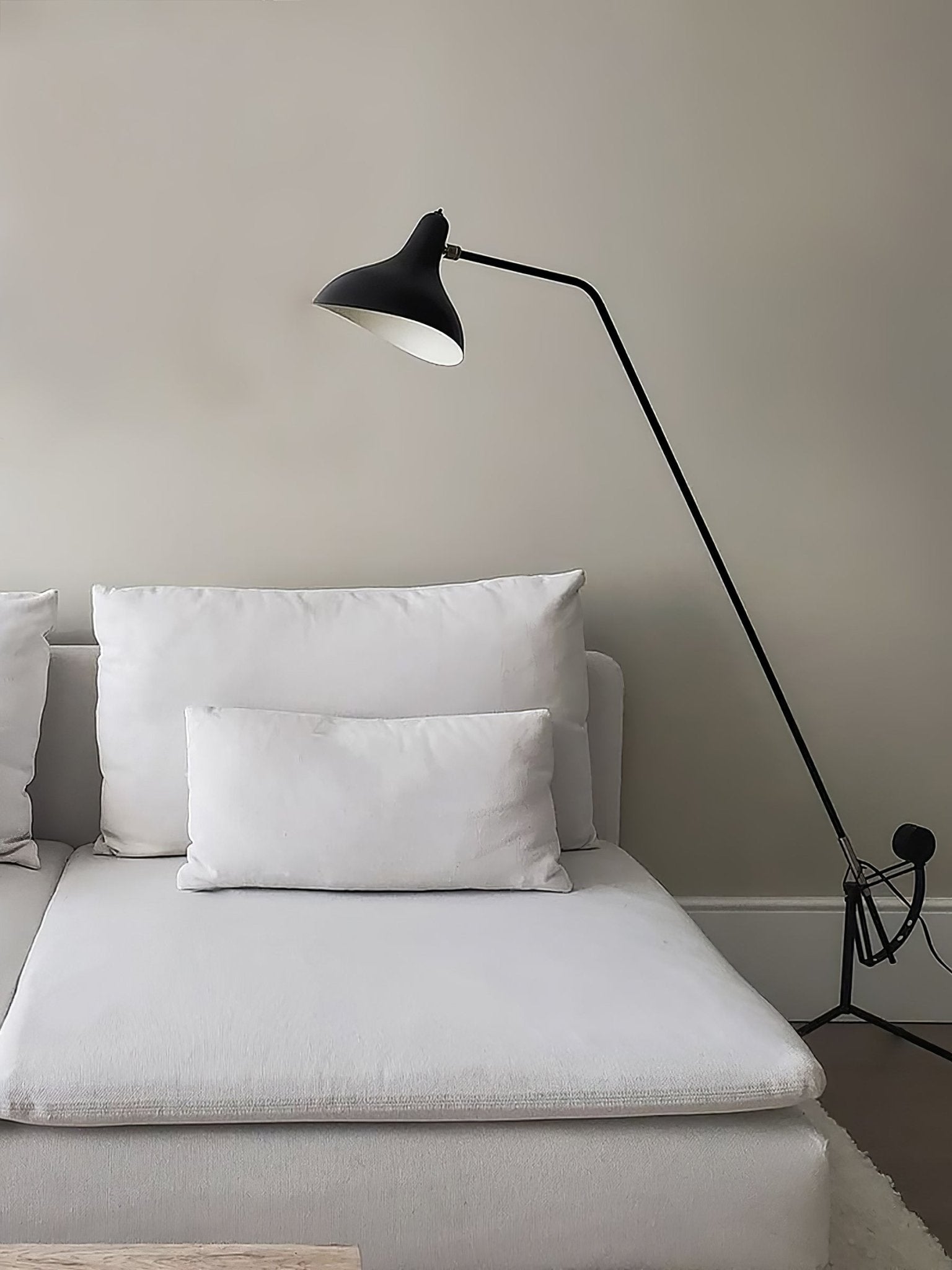Modern Mantis Arm Floor Lamp - Adjustable Arc Standing Light for Living Room, Bedroom & Office - Stylish Reading & Task Lighting for Home Decor