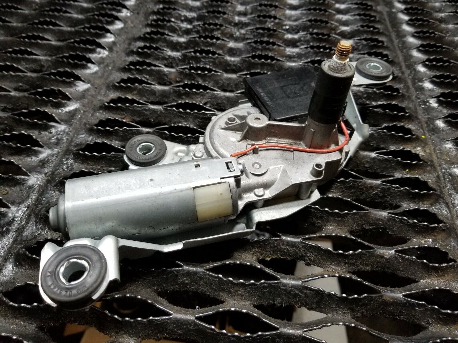 04 05 06 BMW X3 E83 Rear Wiper Motor Replacement - OEM Quality - Perfect for Rainy Weather & Winter Driving