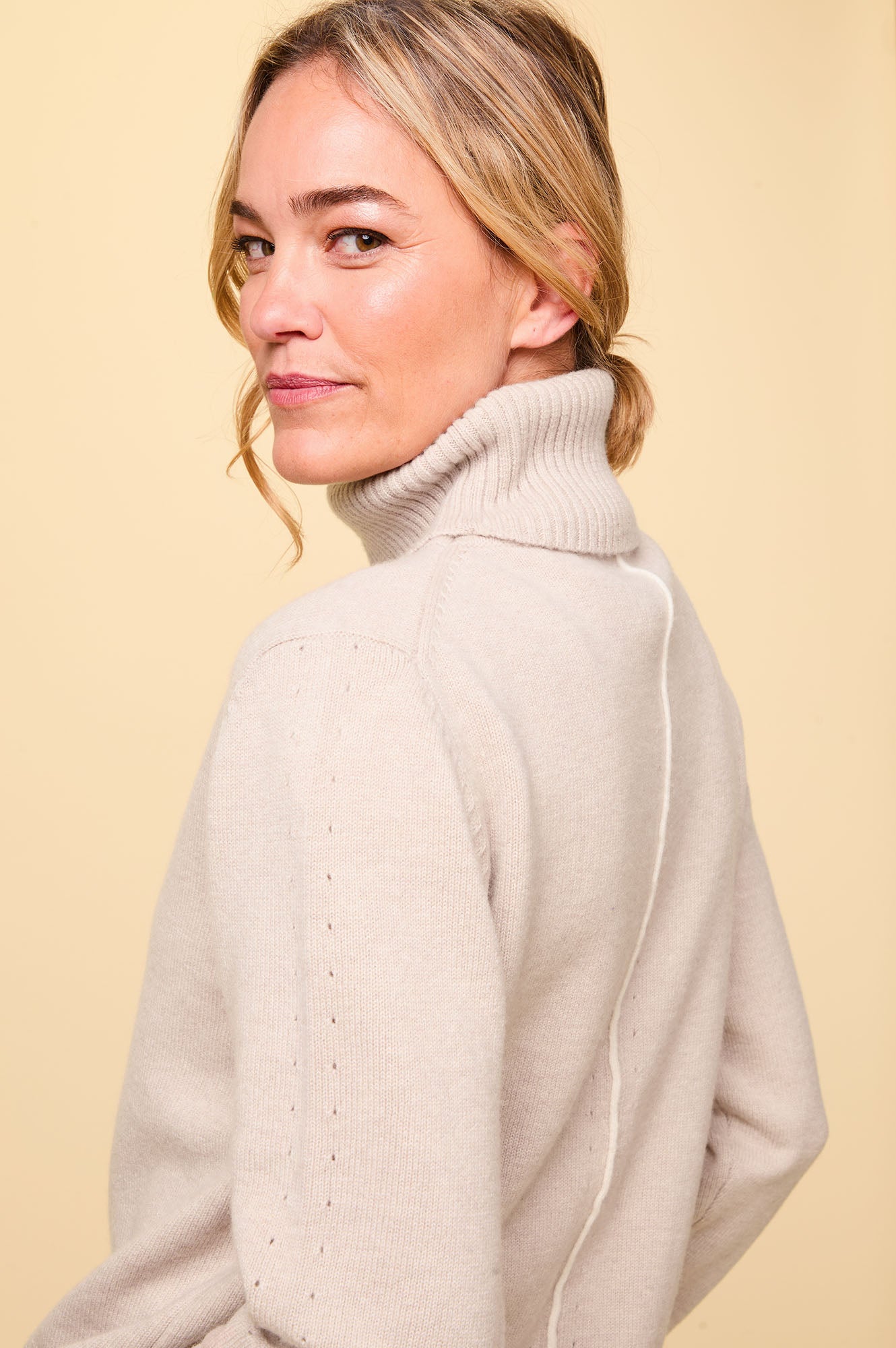 Premium Merino Wool Roll Neck Sweater for Men & Women - Soft & Warm Oat/Cream Knit Pullover - Perfect for Winter, Fall & Outdoor Activities