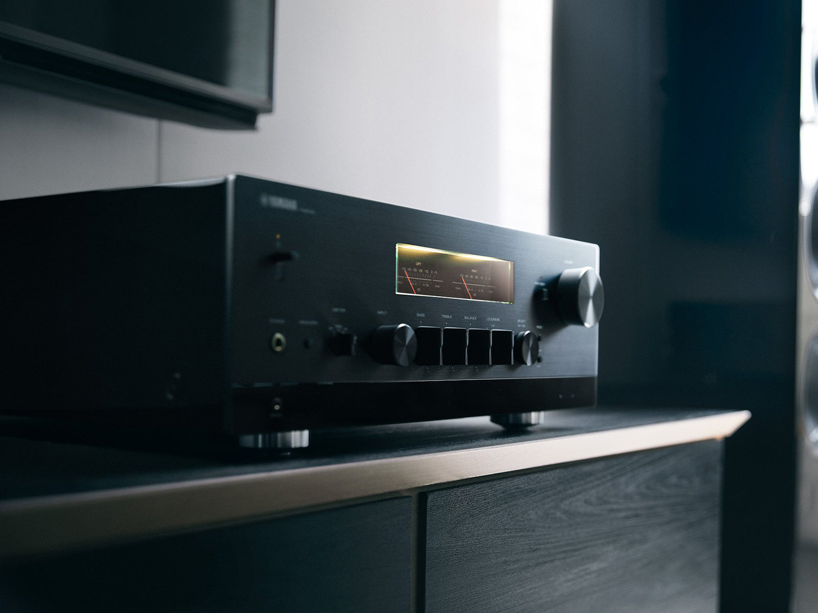 Yamaha R-N2000A Stereo Integrated Amplifier - High-Fidelity Audio for Home Theater & Music Listening