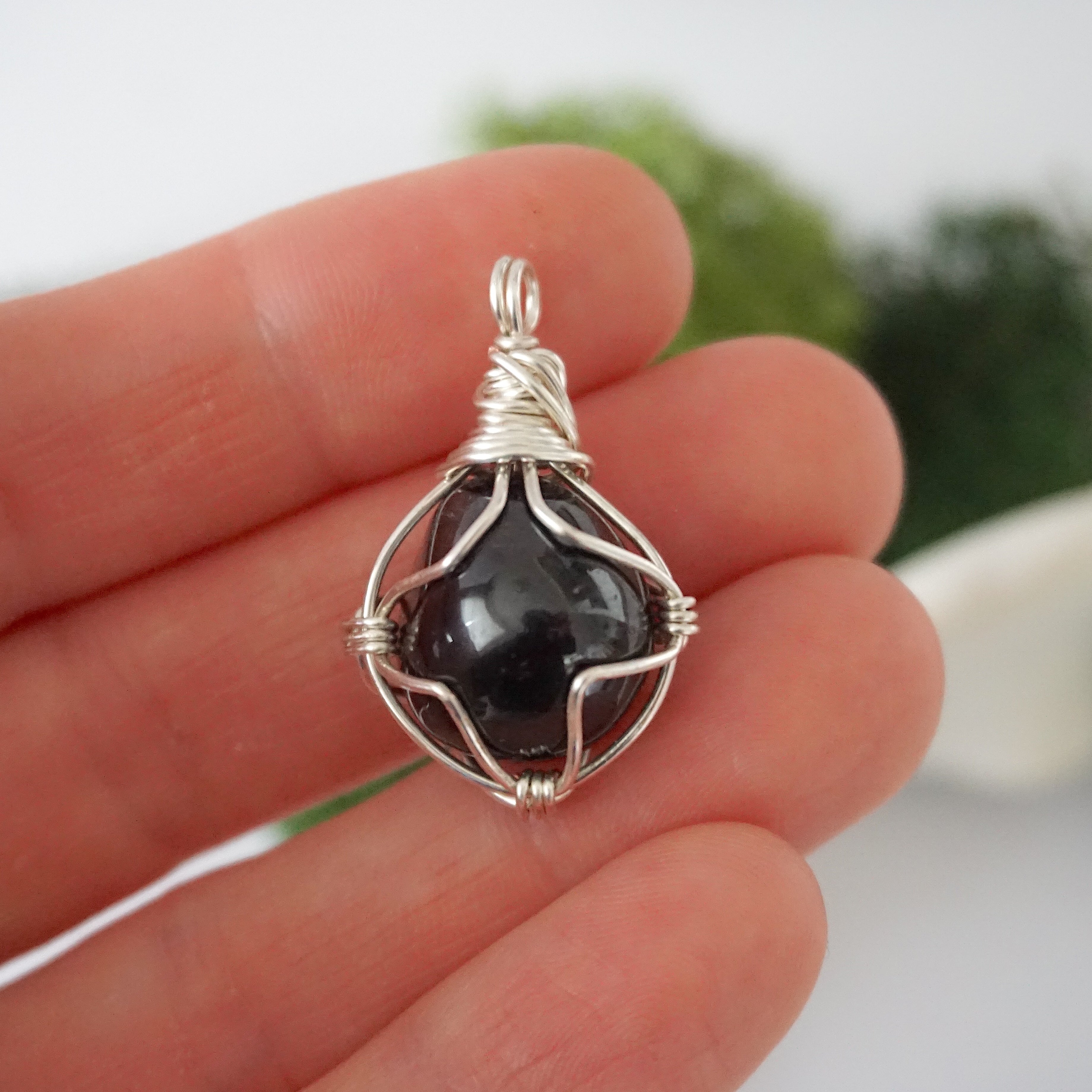 Gorgeous Garnet Crystal Birthstone Necklace - January Birthstone Jewelry for Women, Elegant Pendant Gift for Mom, Wife, Daughter | Perfect for Birthdays, Anniversaries & Special Occasions