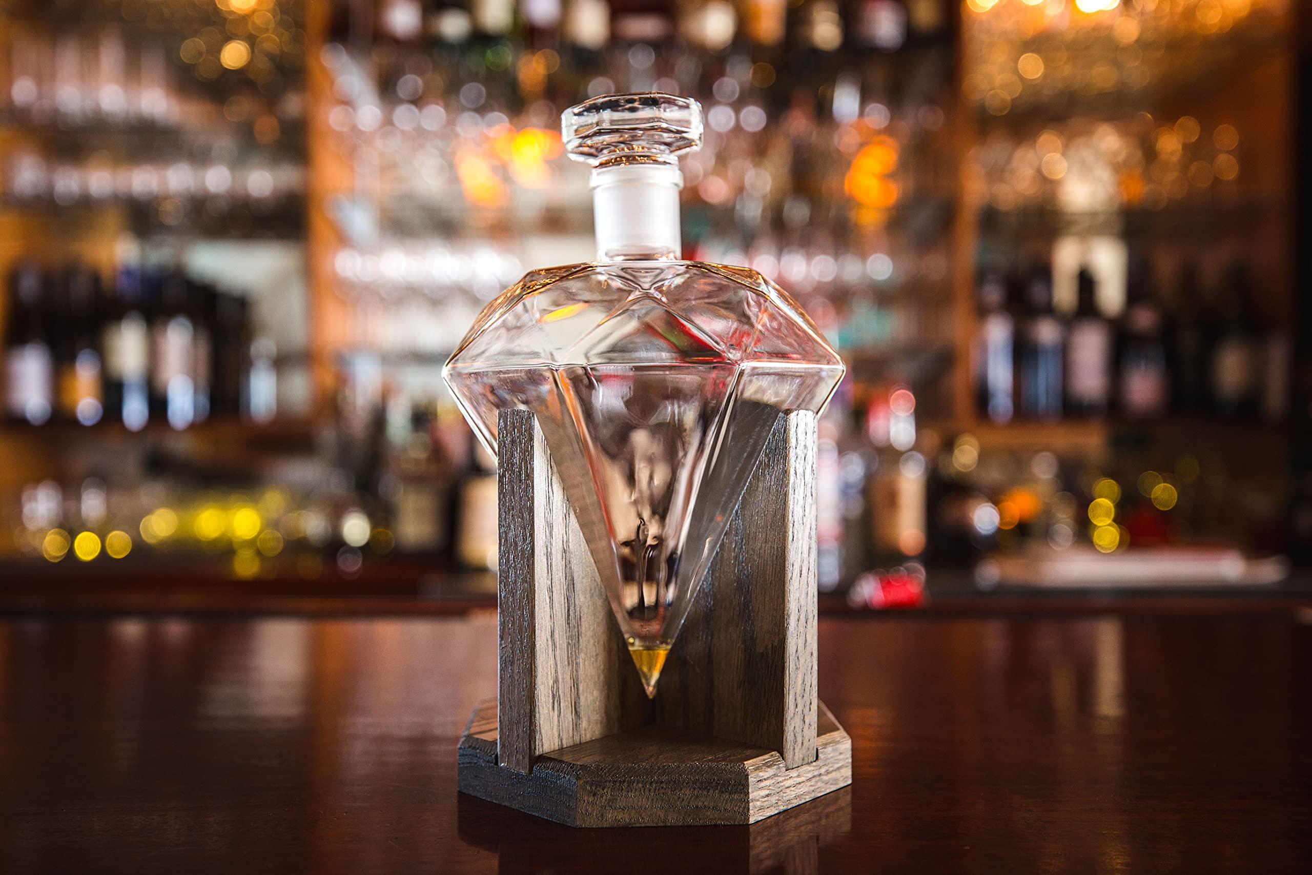 Premium Whiskey Decanter Set with 4 Crystal Glasses - Elegant Diamond-Cut Design for Bourbon, Scotch, Rum & Wine - Perfect 10 Year Anniversary Gift, Newlywed Present & Groomsmen Gift - 1000ml Large Capacity Liquor Decanter - Ideal for Home Bars, Dinner Parties & Special Celebrations